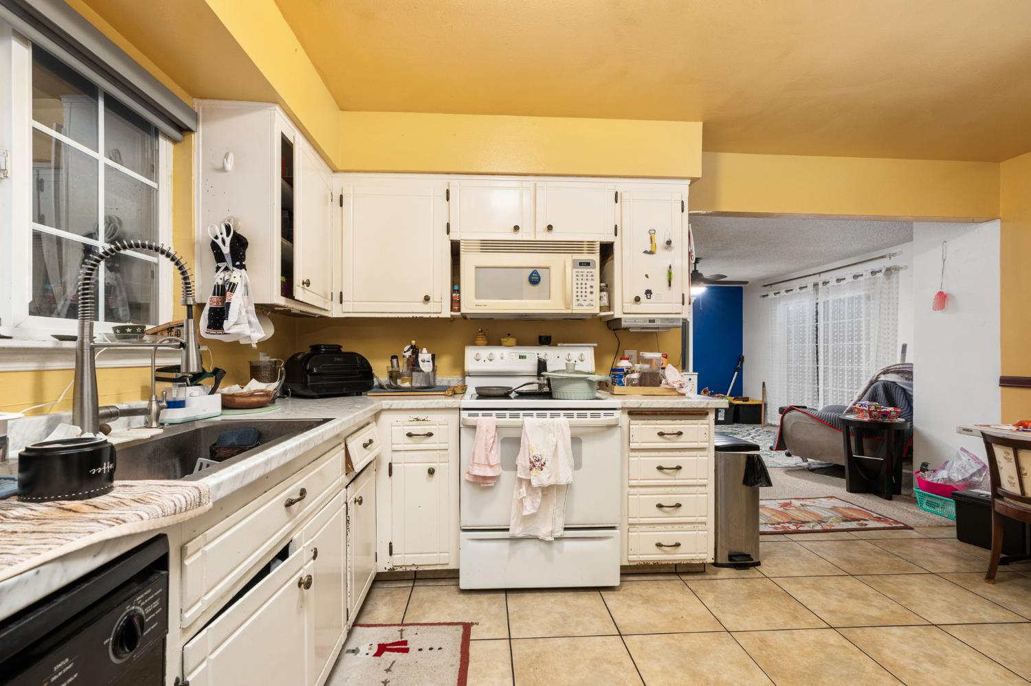2319 W Acacia Ave, Fresno, CA 93705