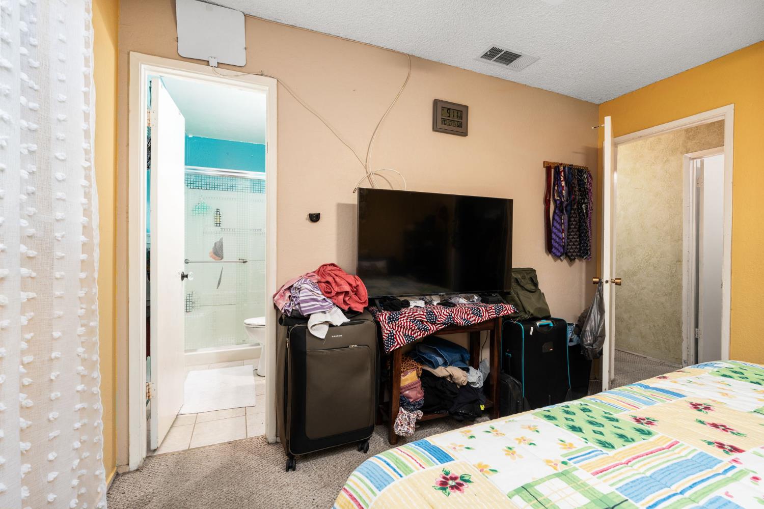 2319 W Acacia Ave, Fresno, CA 93705