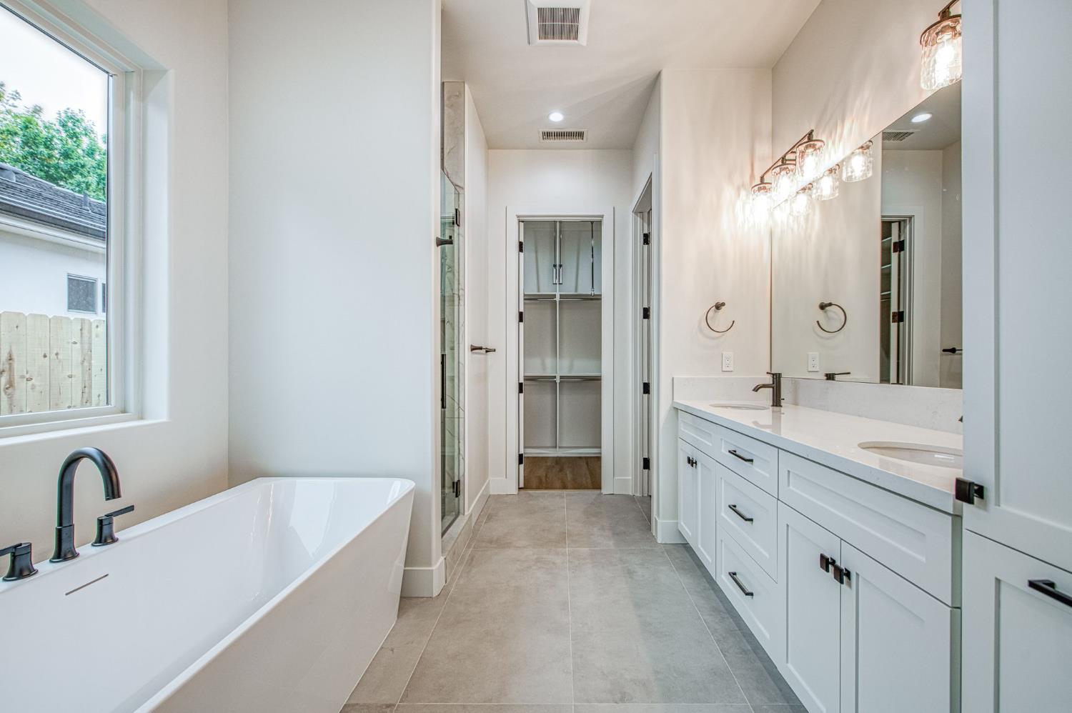 5698 W Mesa Ave, Fresno, CA 93722