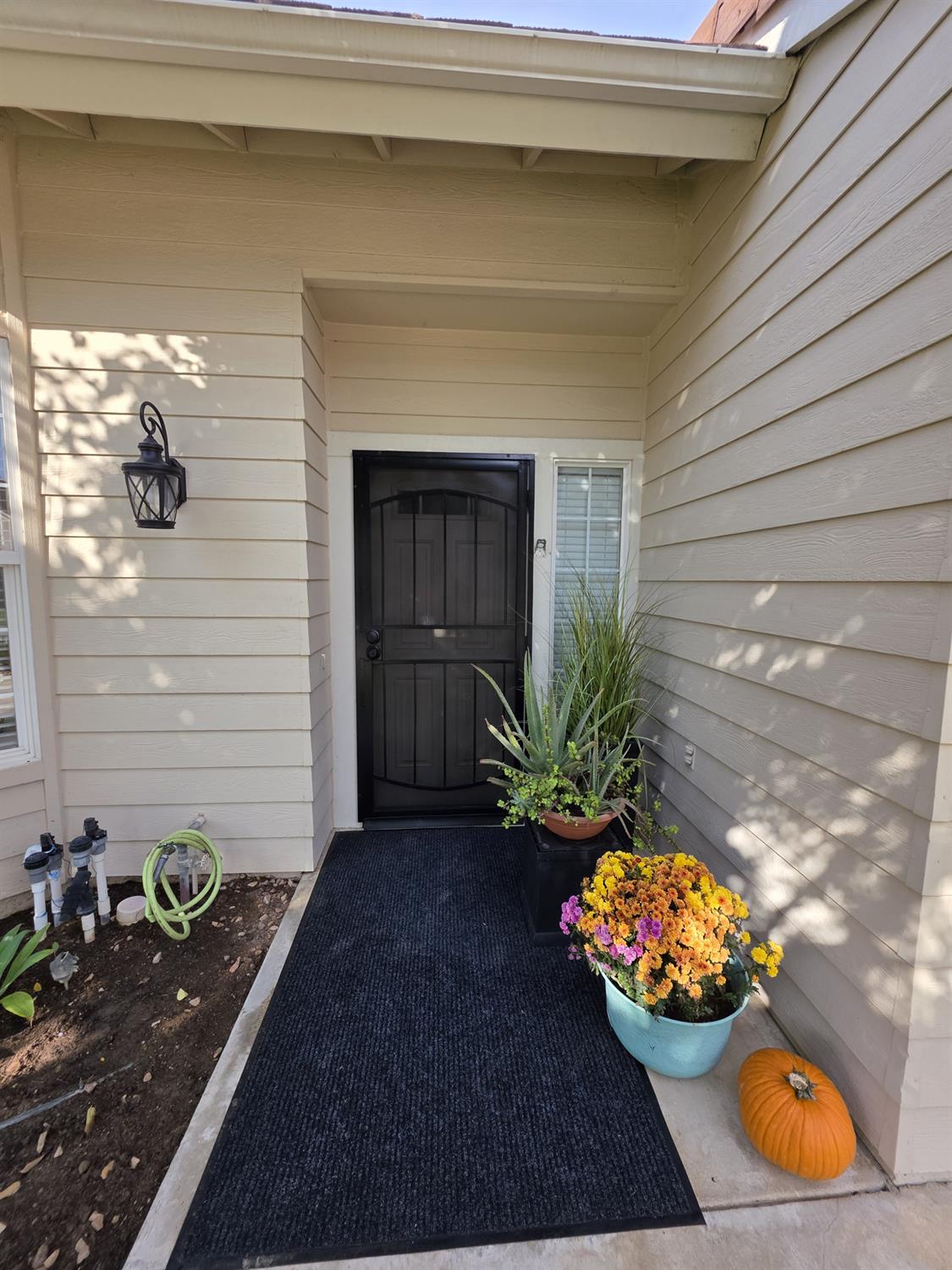 337 Village Dr, Dinuba, CA 93618