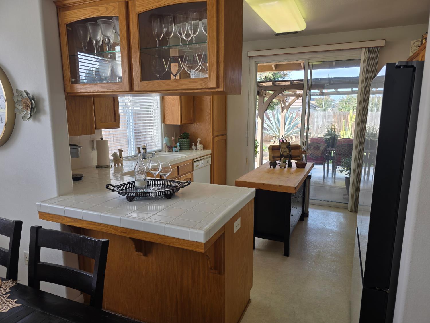 337 Village Dr, Dinuba, CA 93618