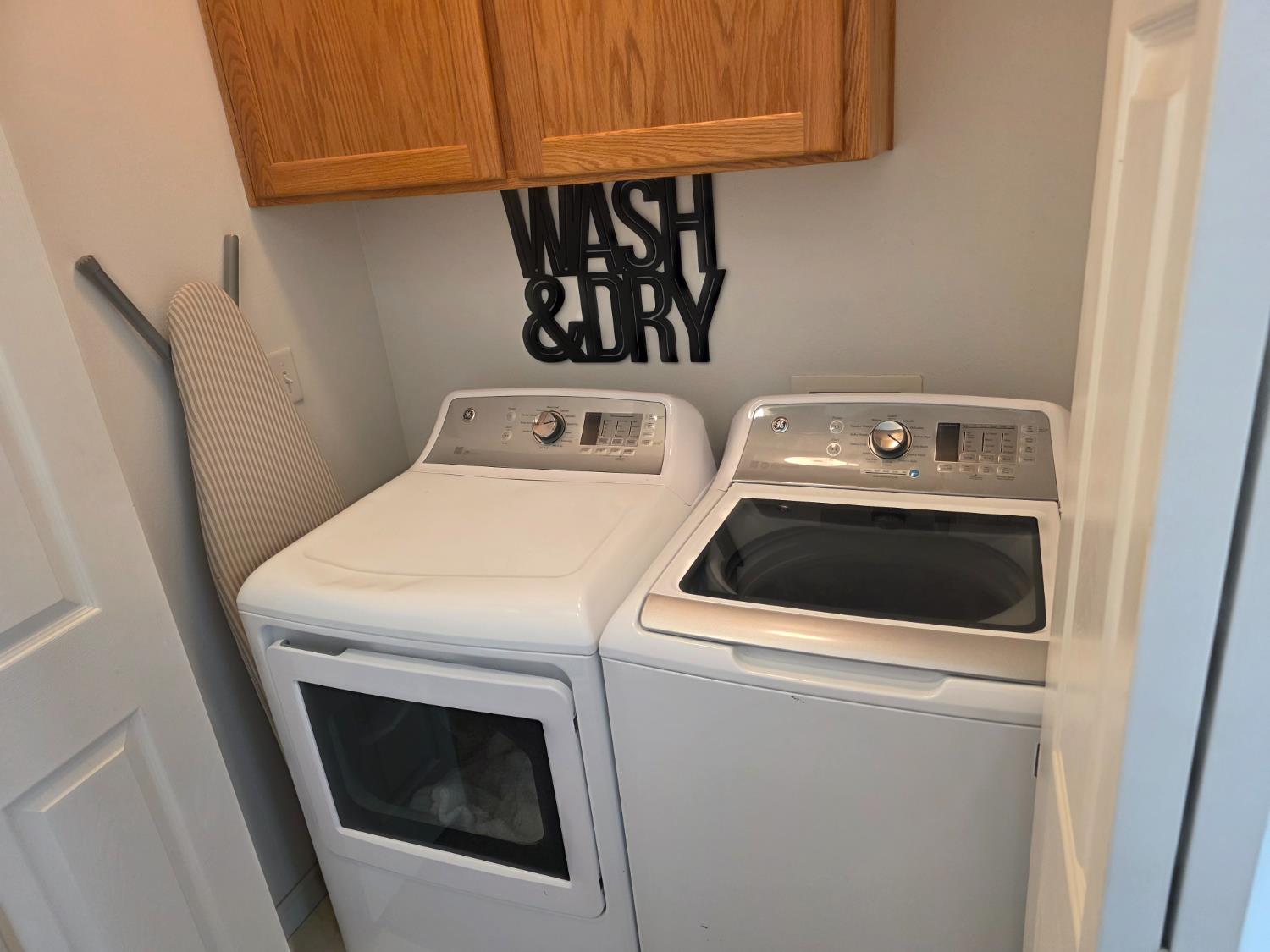 337 Village Dr, Dinuba, CA 93618