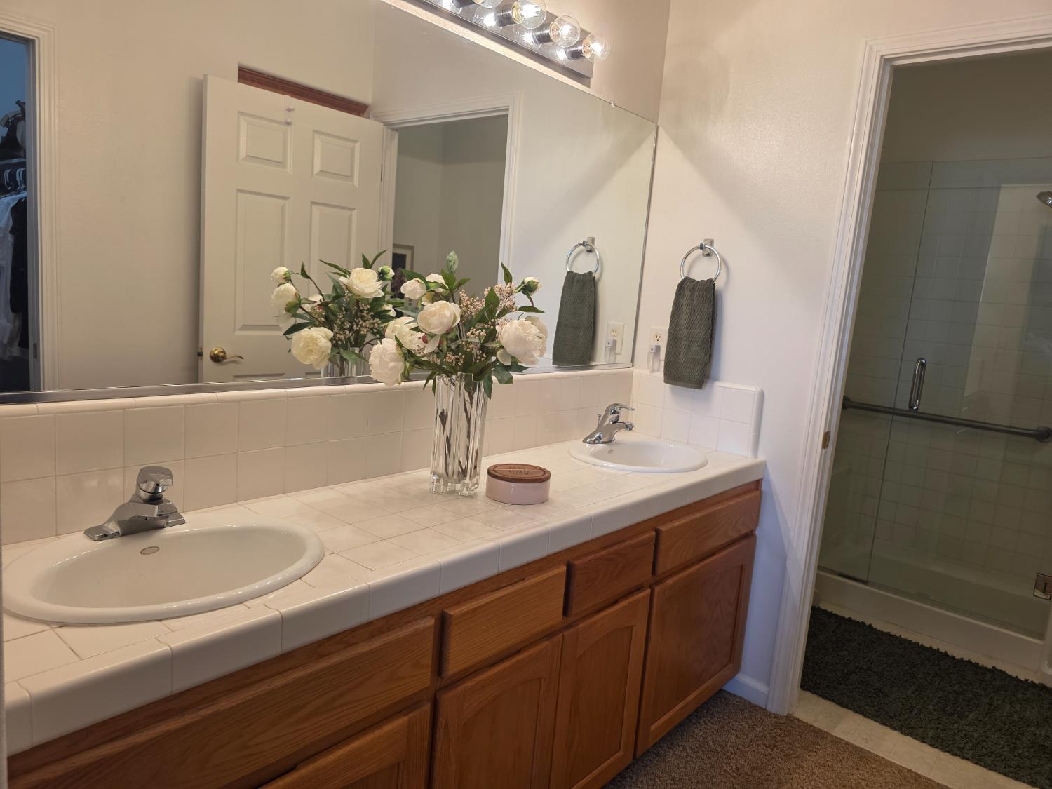 337 Village Dr, Dinuba, CA 93618