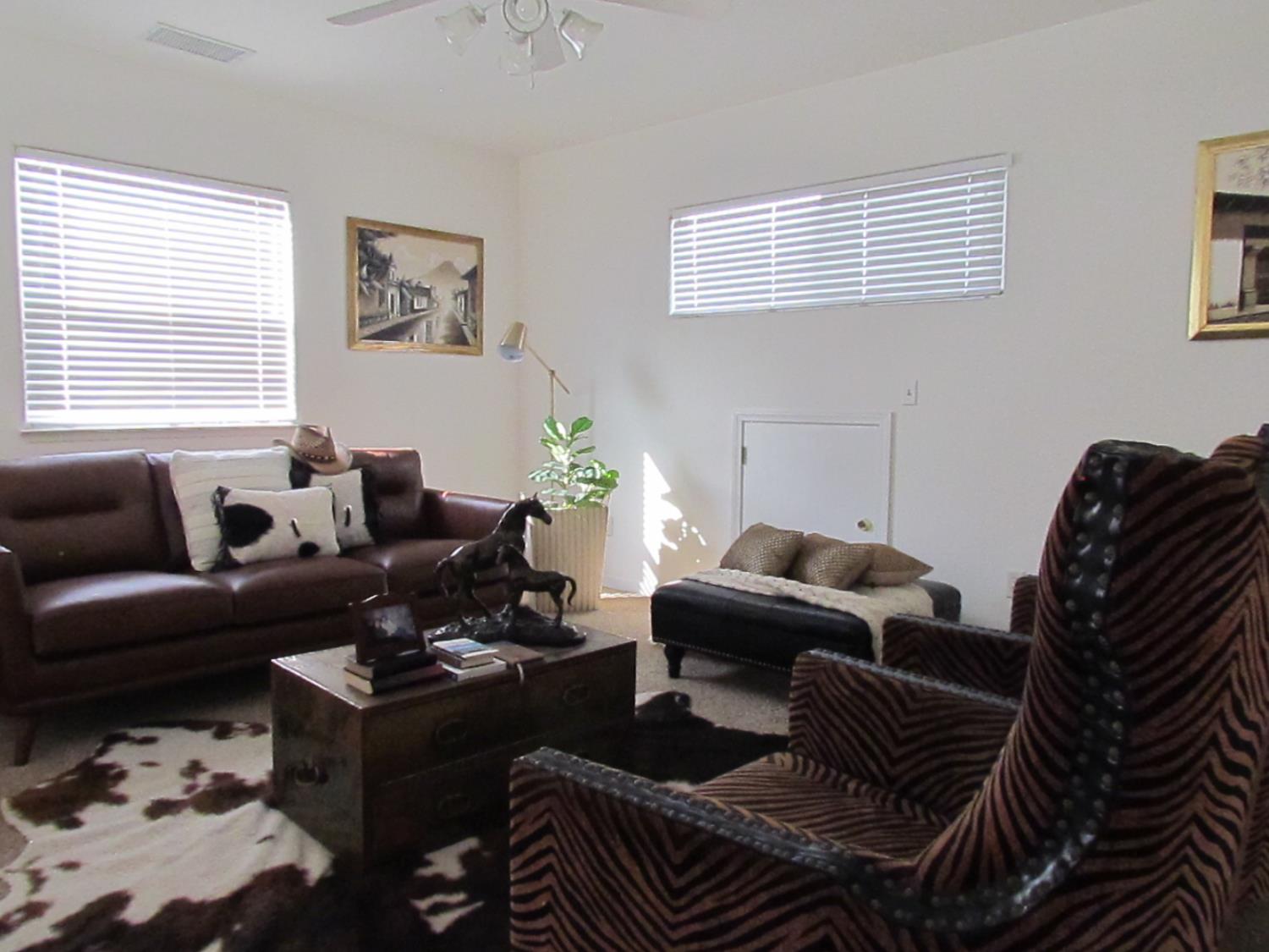 337 Village Dr, Dinuba, CA 93618