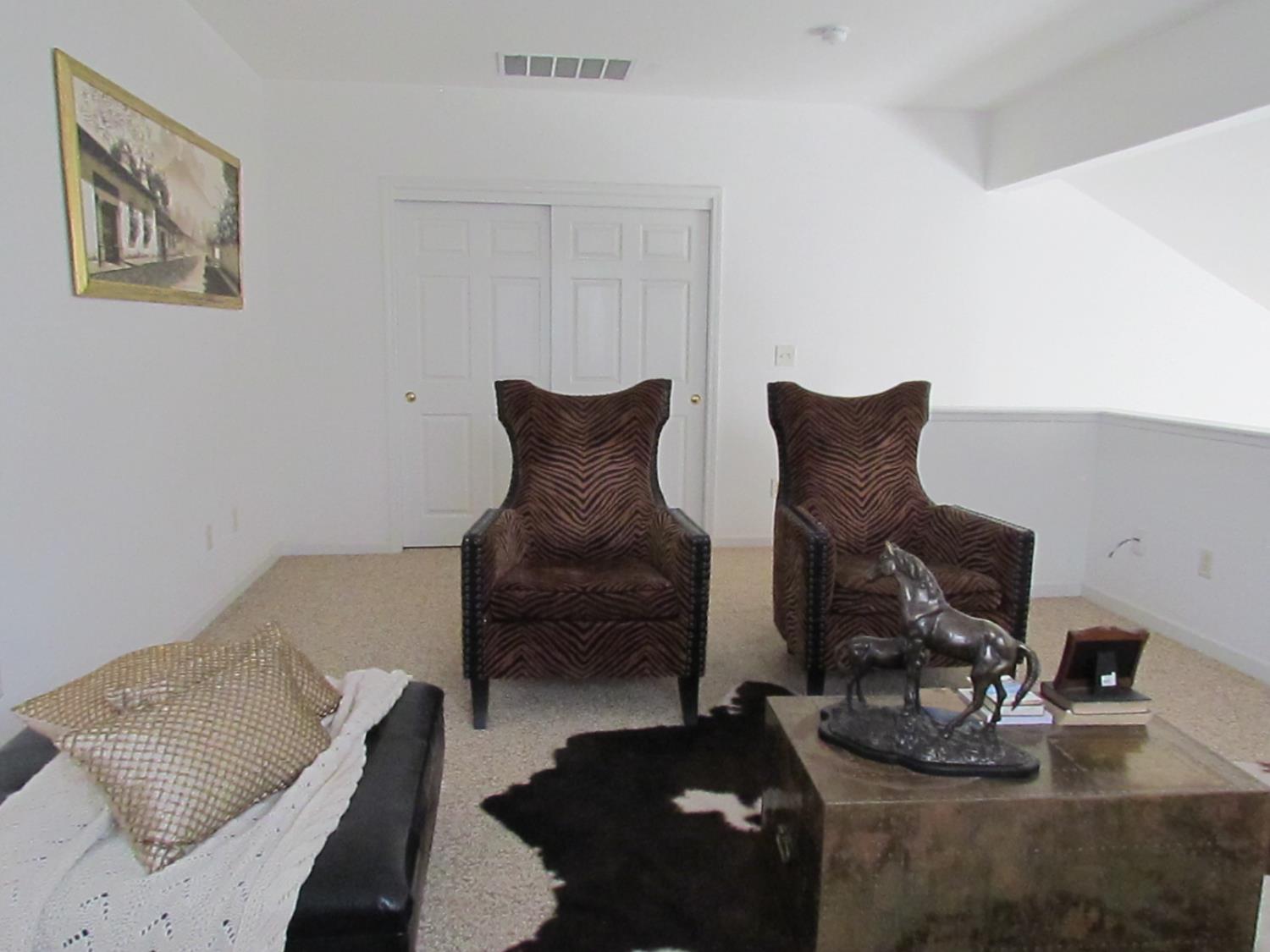 337 Village Dr, Dinuba, CA 93618