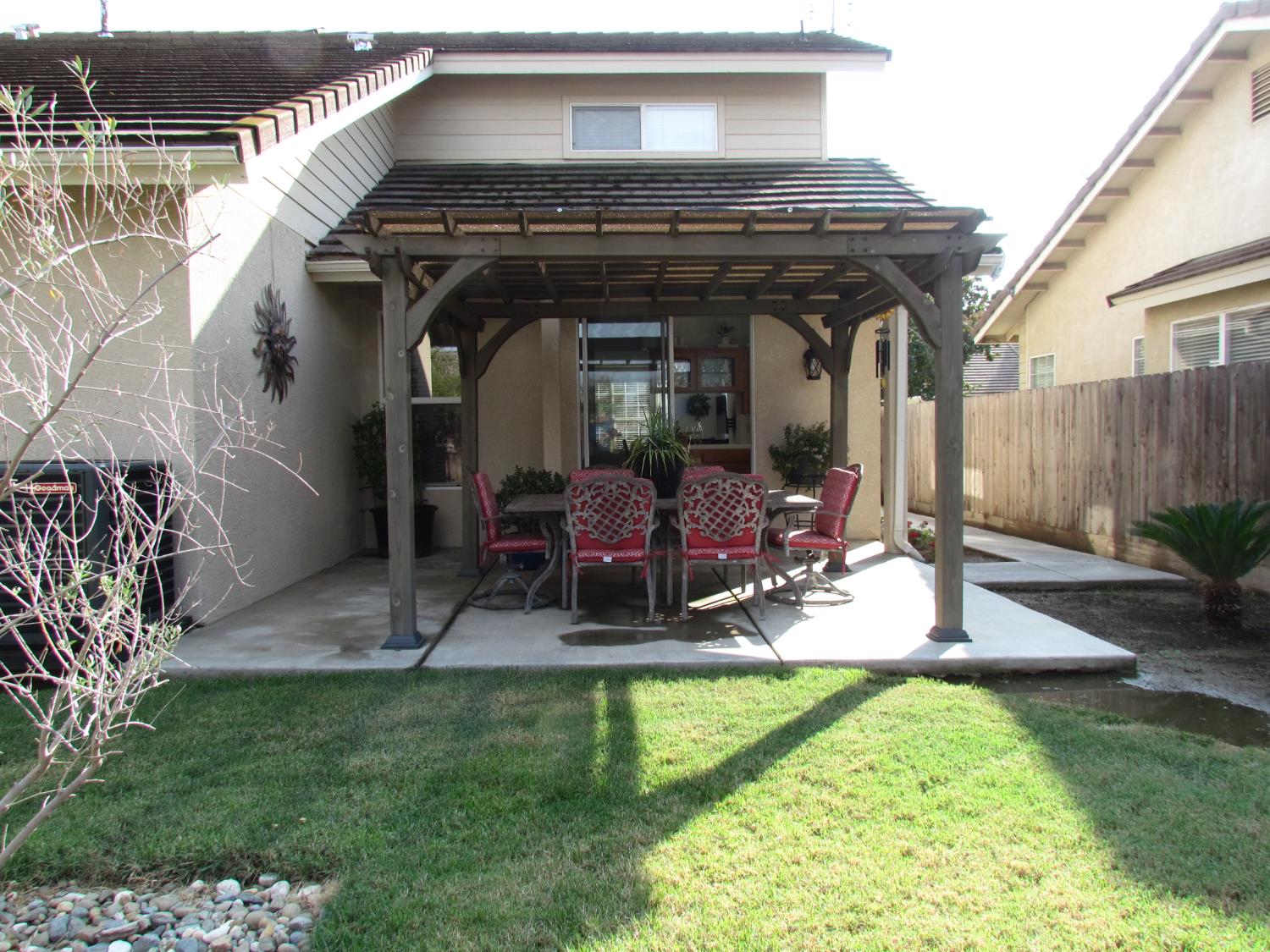 337 Village Dr, Dinuba, CA 93618