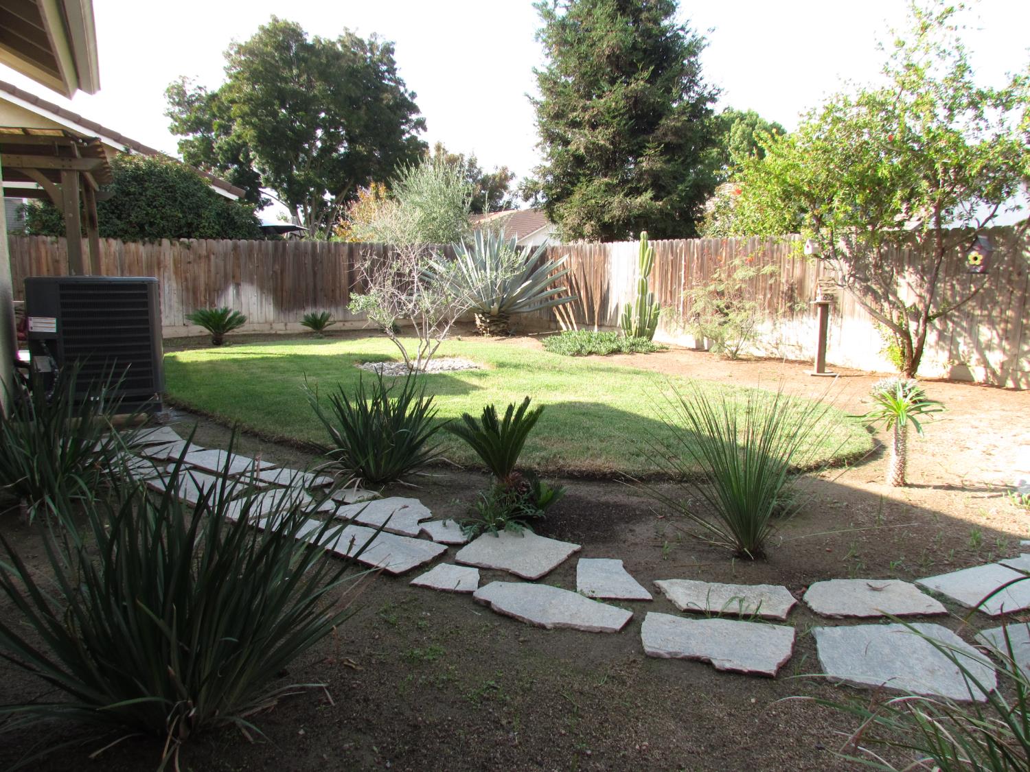 337 Village Dr, Dinuba, CA 93618