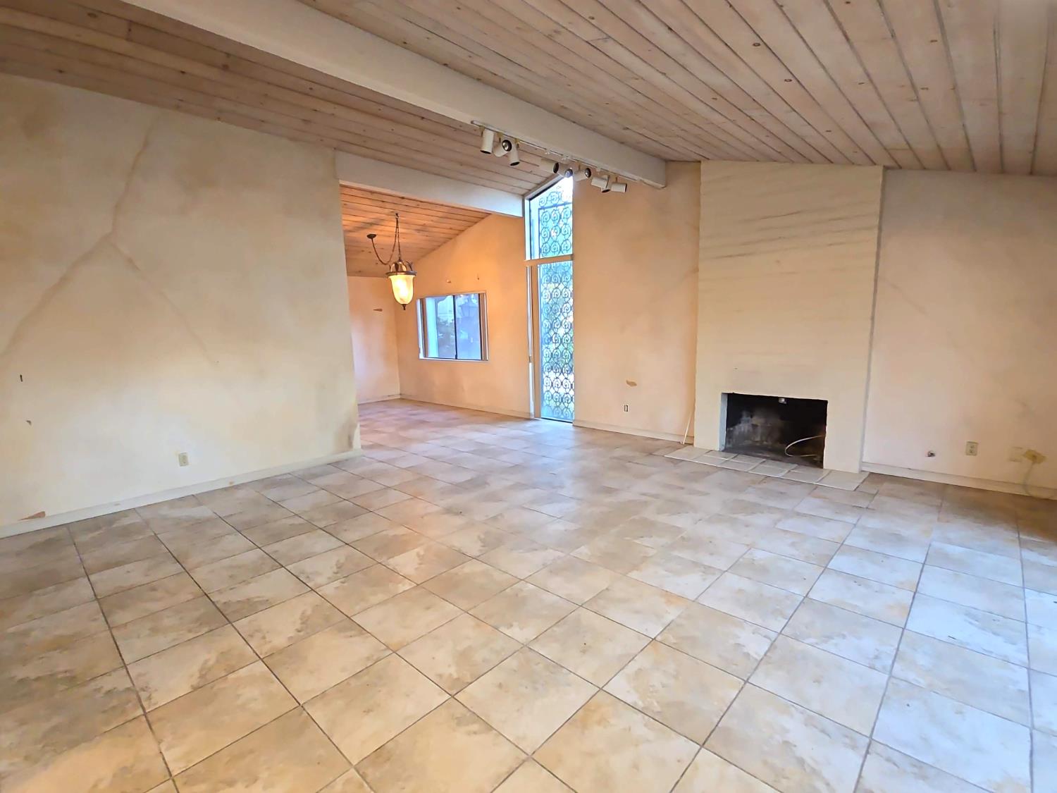 5064 N Wishon Ave #A, Fresno, CA 93704