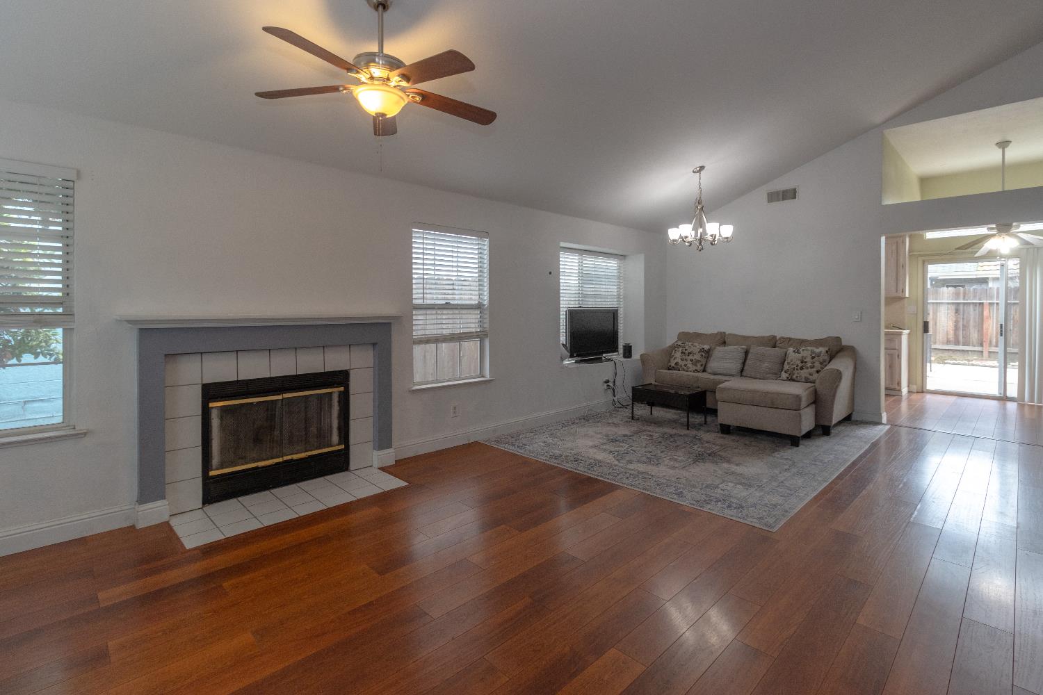 2189 E Pinedale Ave, Fresno, CA 93720