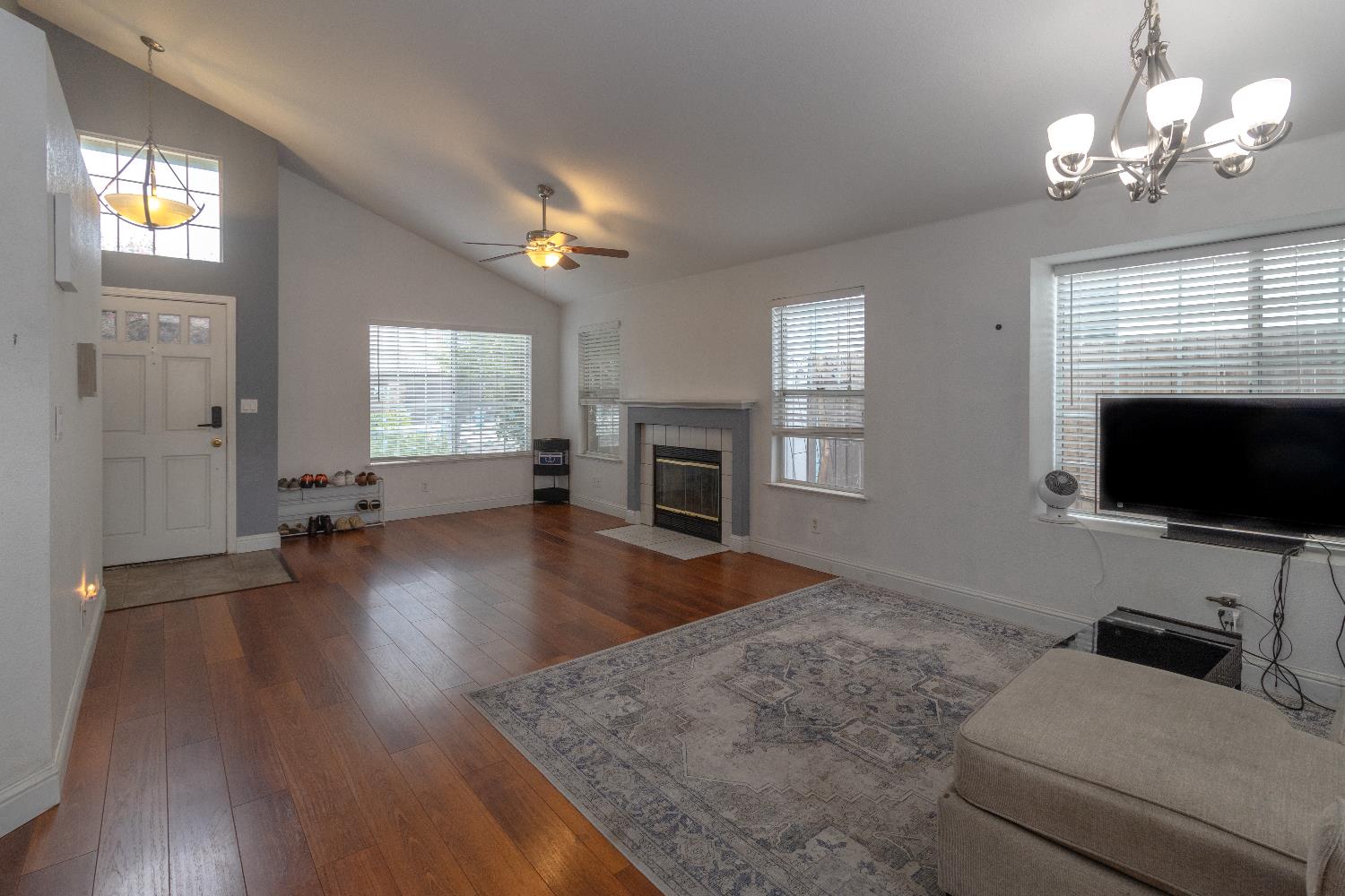 2189 E Pinedale Ave, Fresno, CA 93720