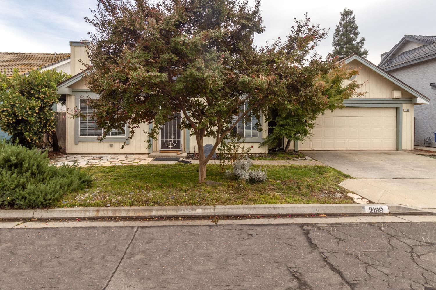 2189 E Pinedale Ave, Fresno, CA 93720