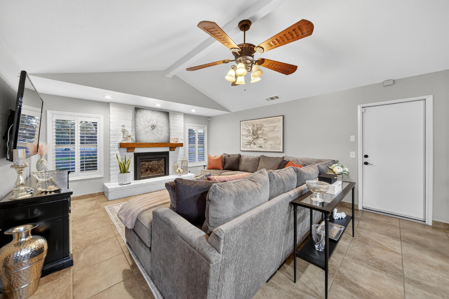 101 Mainberry Dr, Madera, CA 93637