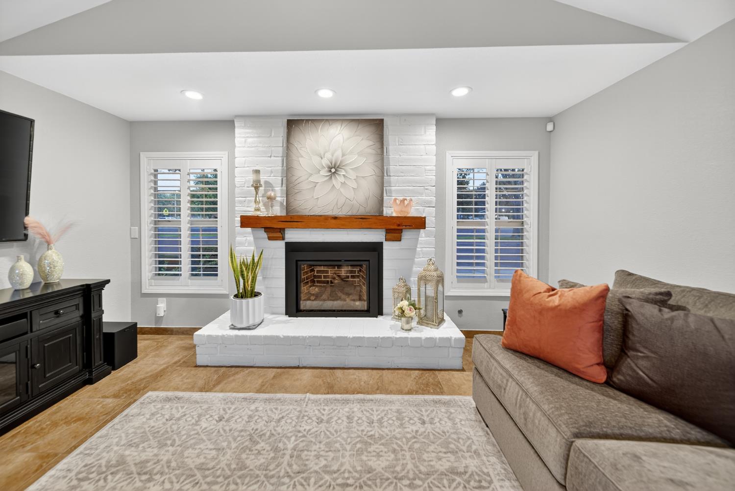 101 Mainberry Dr, Madera, CA 93637