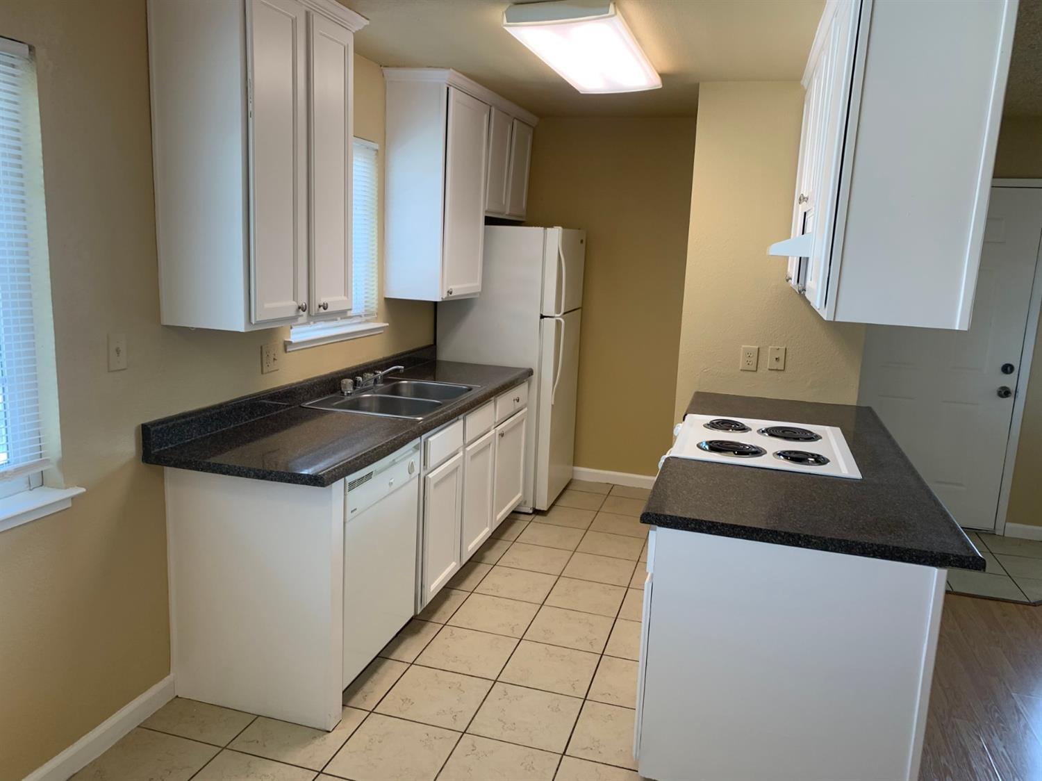 495 W Santa Ana Ave #4, Clovis, CA 93612