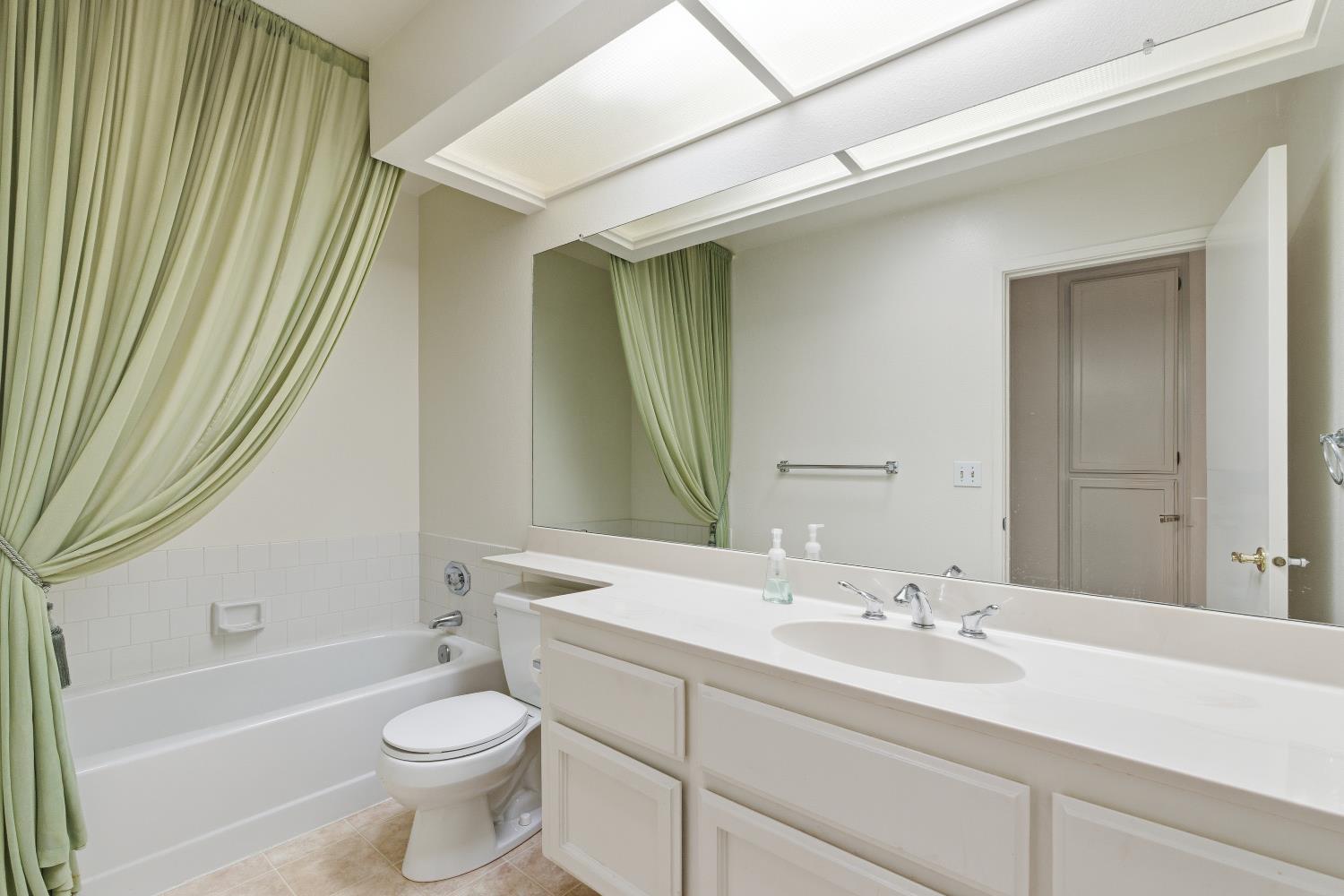 3282 W Spruce Ave, Fresno, CA 93711