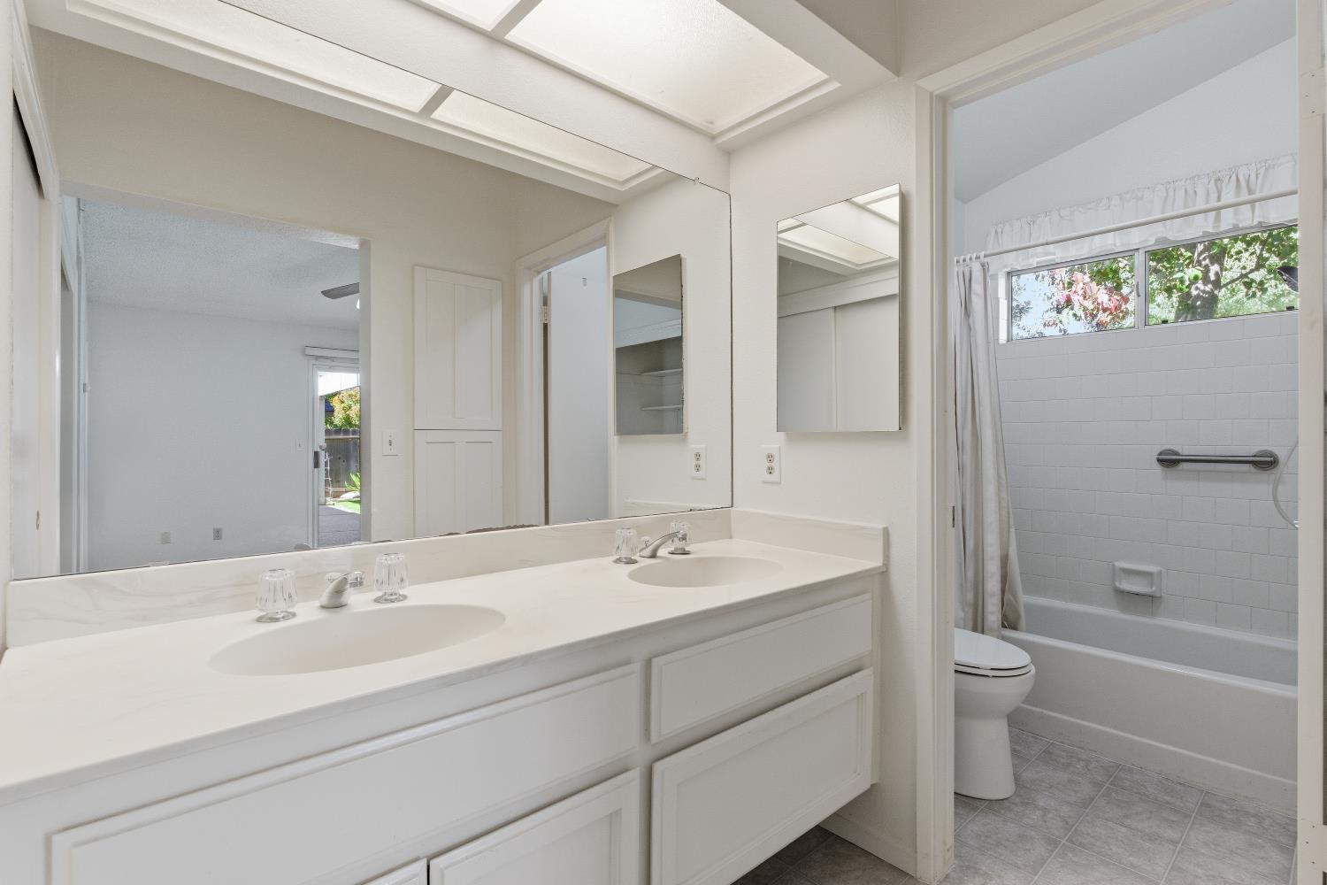 3282 W Spruce Ave, Fresno, CA 93711