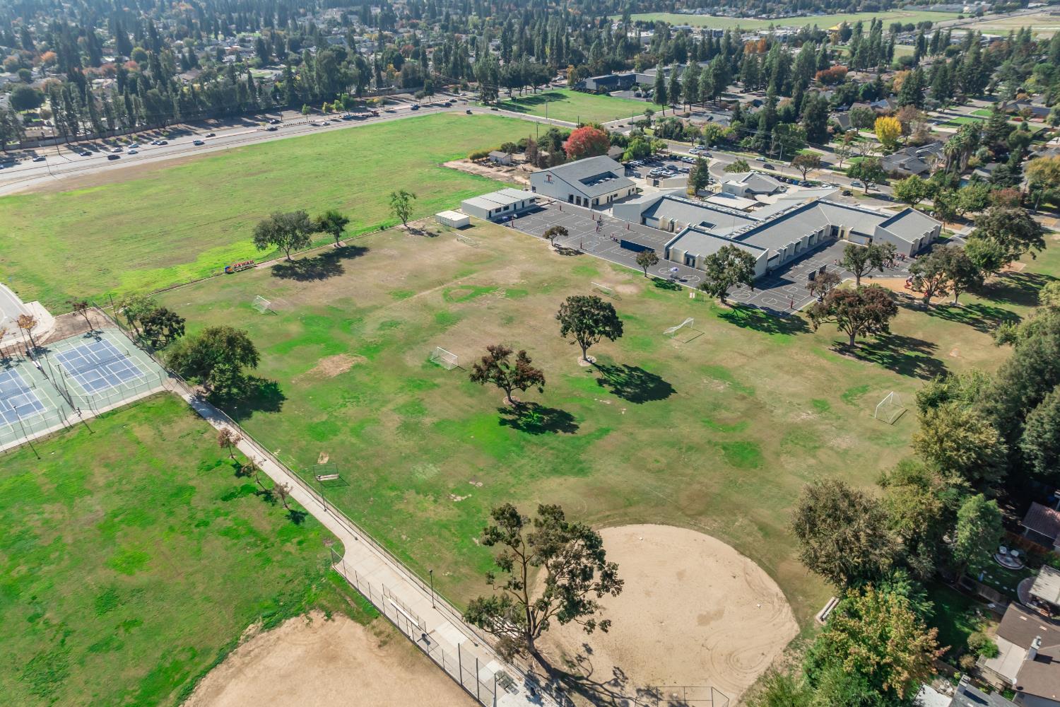 3282 W Spruce Ave, Fresno, CA 93711