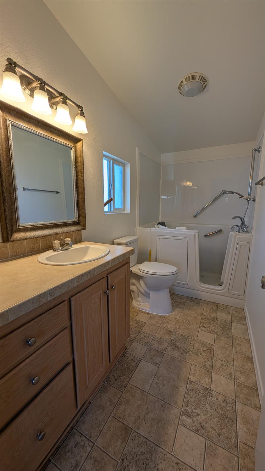 1218 E Cleveland Ave #83, Madera, CA 93638