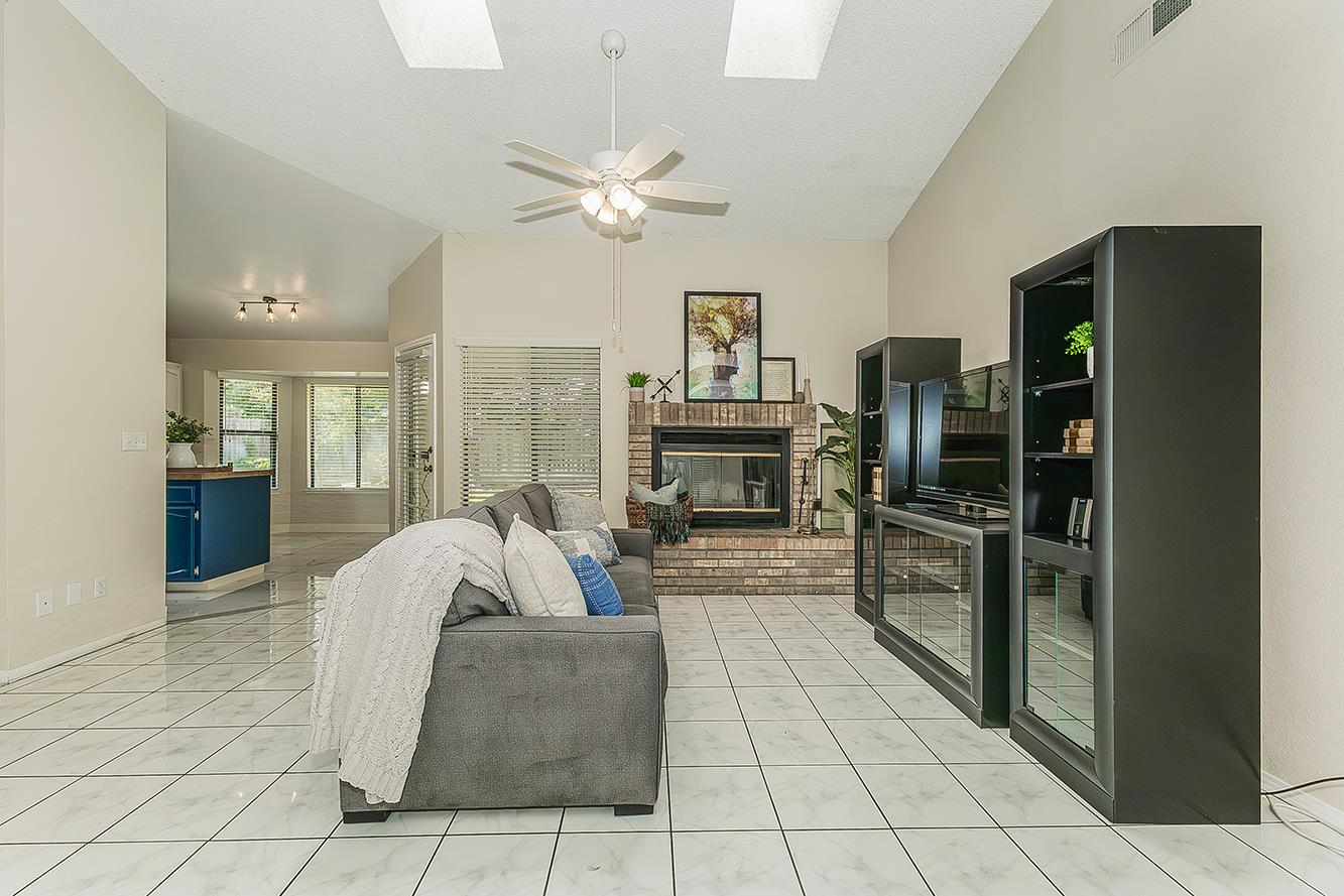 6447 N Vagedes Ave, Fresno, CA 93711