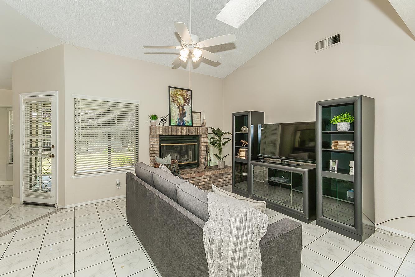 6447 N Vagedes Ave, Fresno, CA 93711