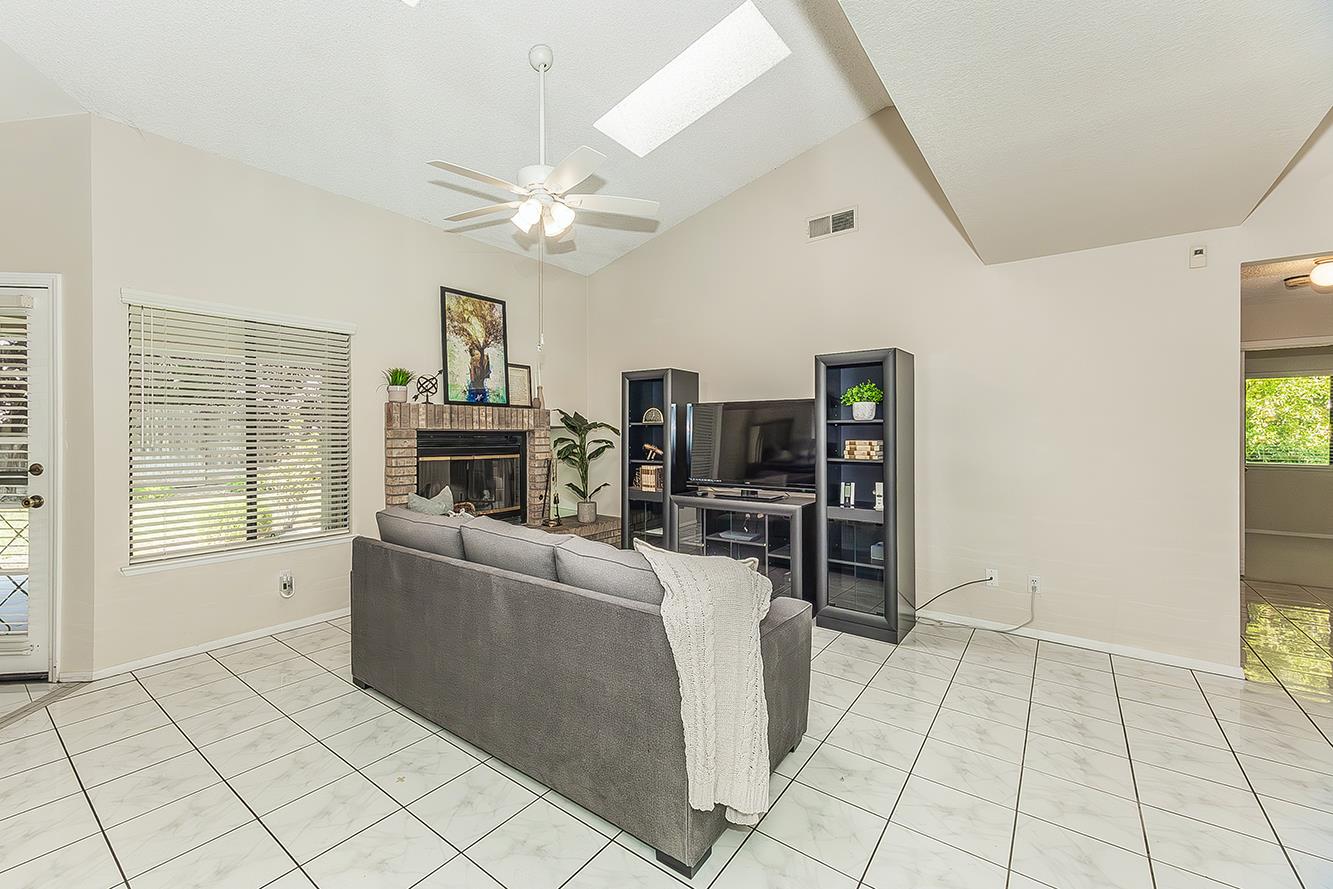 6447 N Vagedes Ave, Fresno, CA 93711