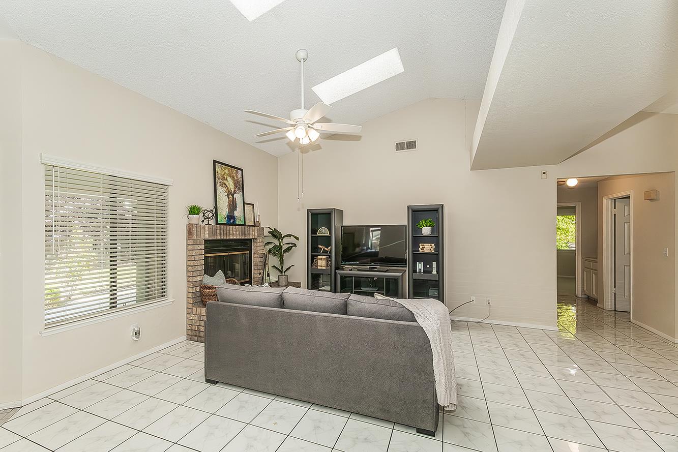 6447 N Vagedes Ave, Fresno, CA 93711