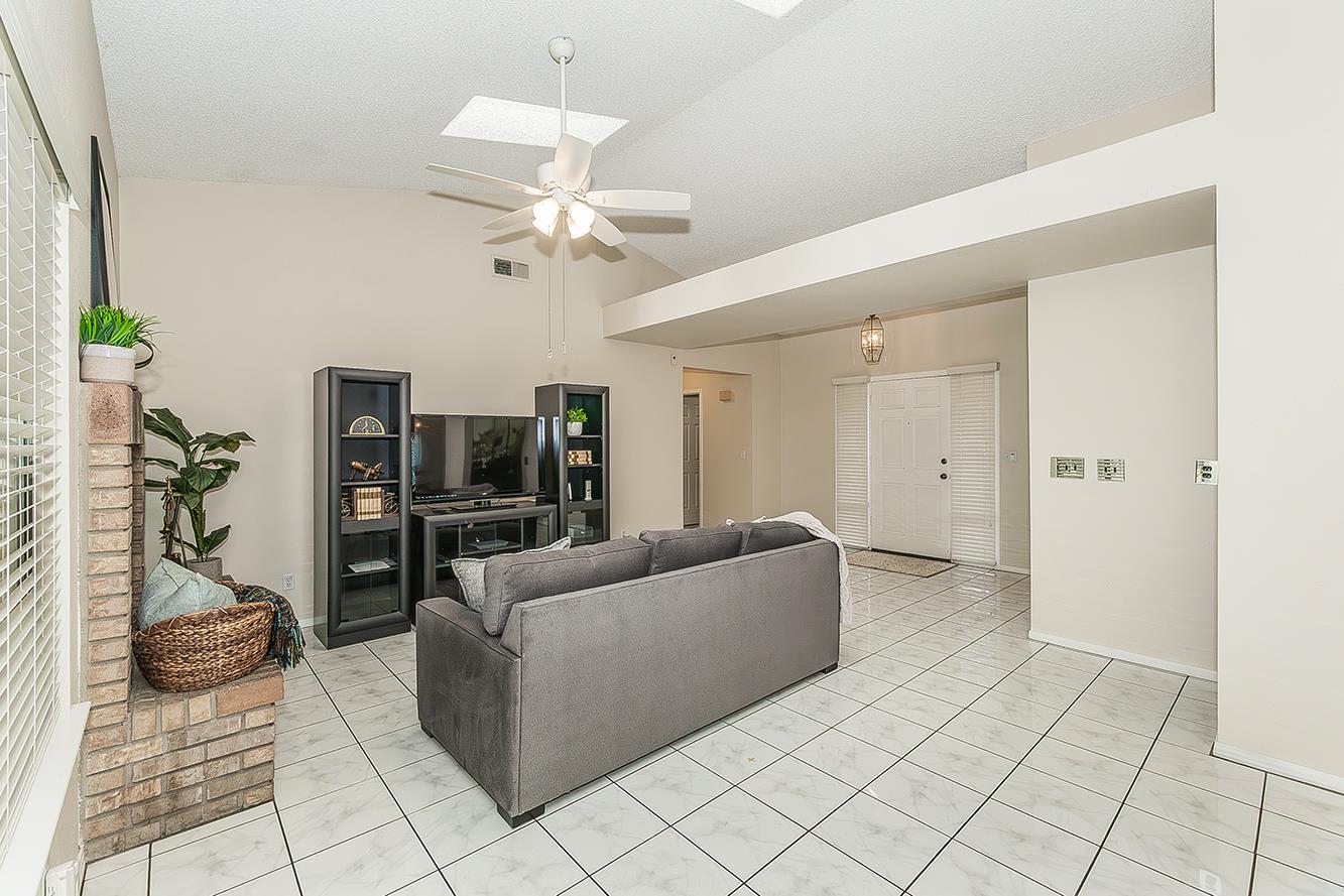 6447 N Vagedes Ave, Fresno, CA 93711