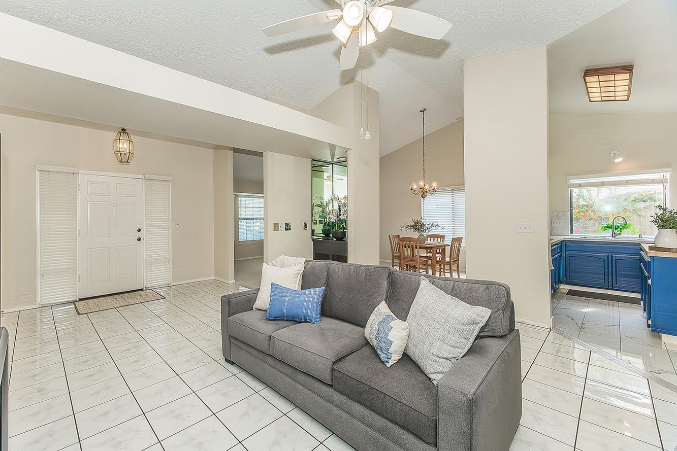 6447 N Vagedes Ave, Fresno, CA 93711