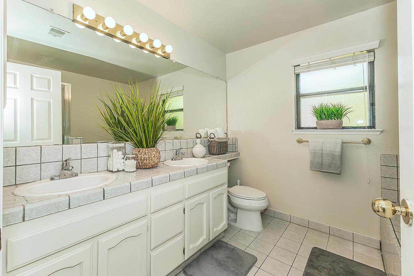 6447 N Vagedes Ave, Fresno, CA 93711