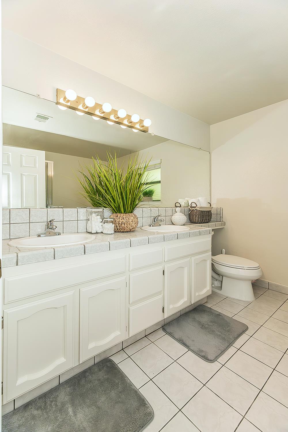 6447 N Vagedes Ave, Fresno, CA 93711