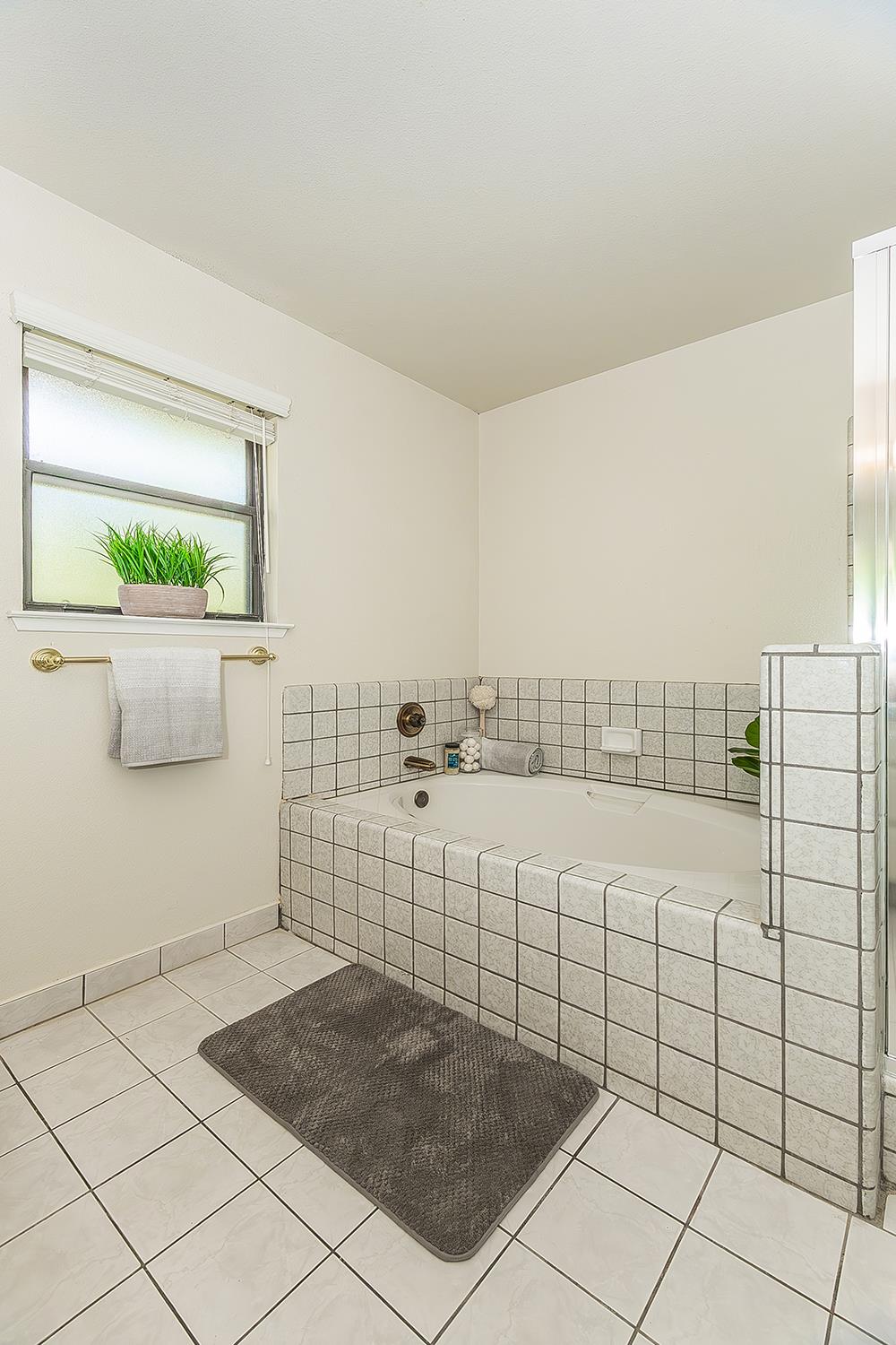 6447 N Vagedes Ave, Fresno, CA 93711