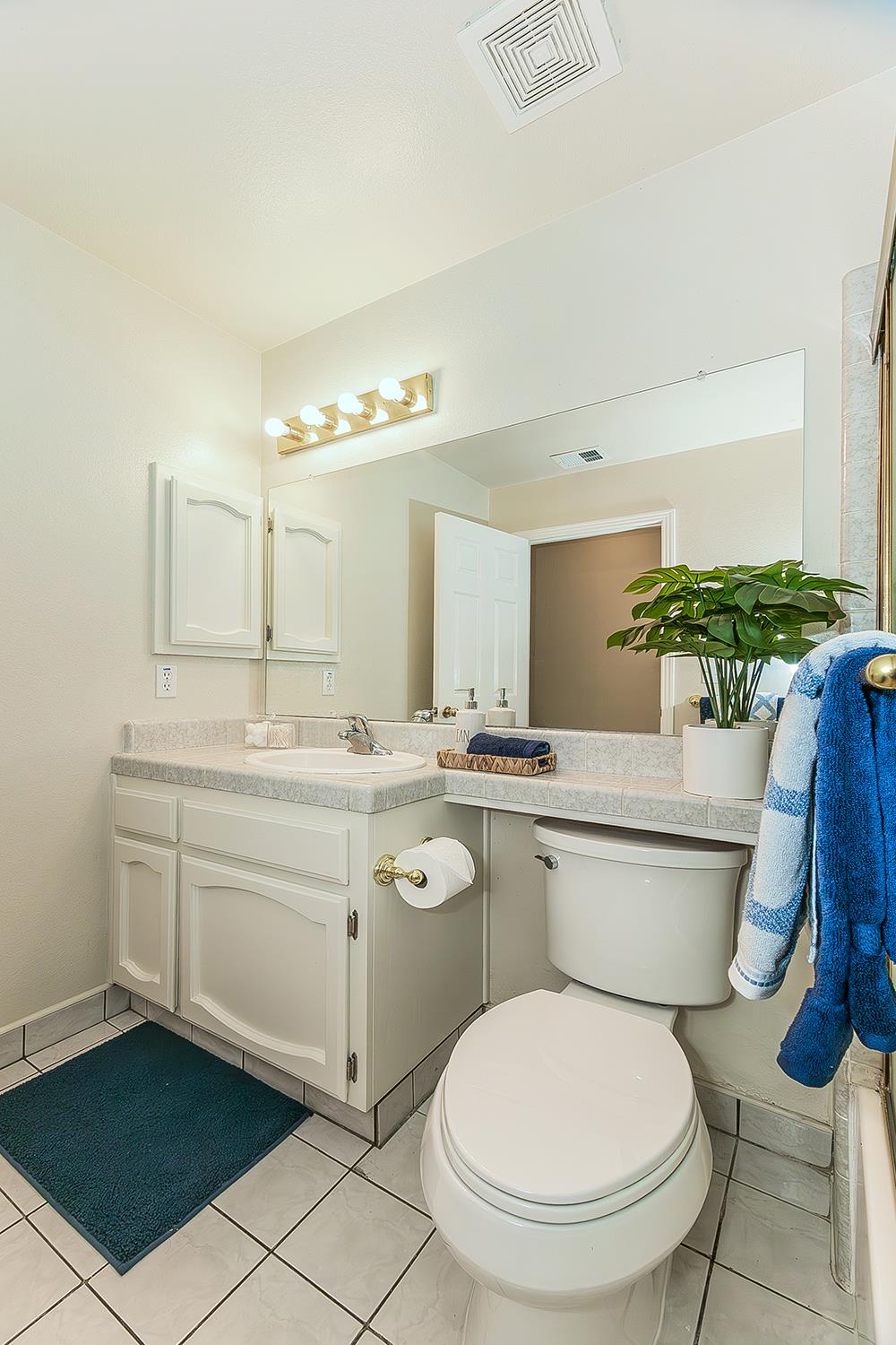 6447 N Vagedes Ave, Fresno, CA 93711