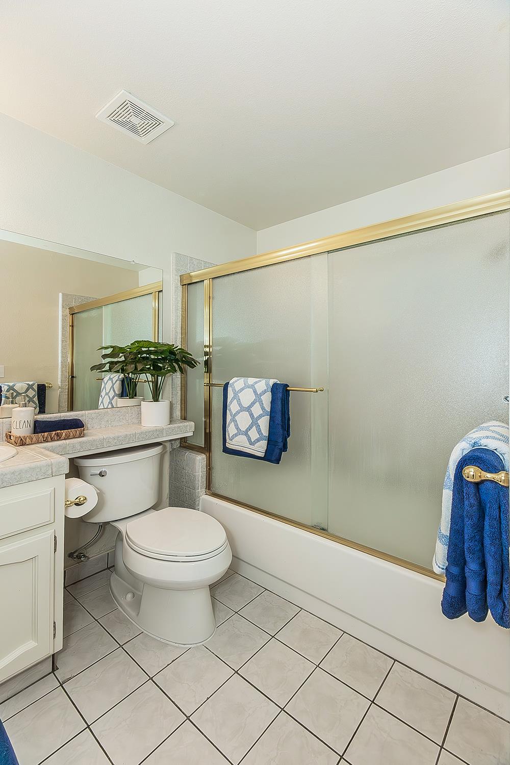 6447 N Vagedes Ave, Fresno, CA 93711