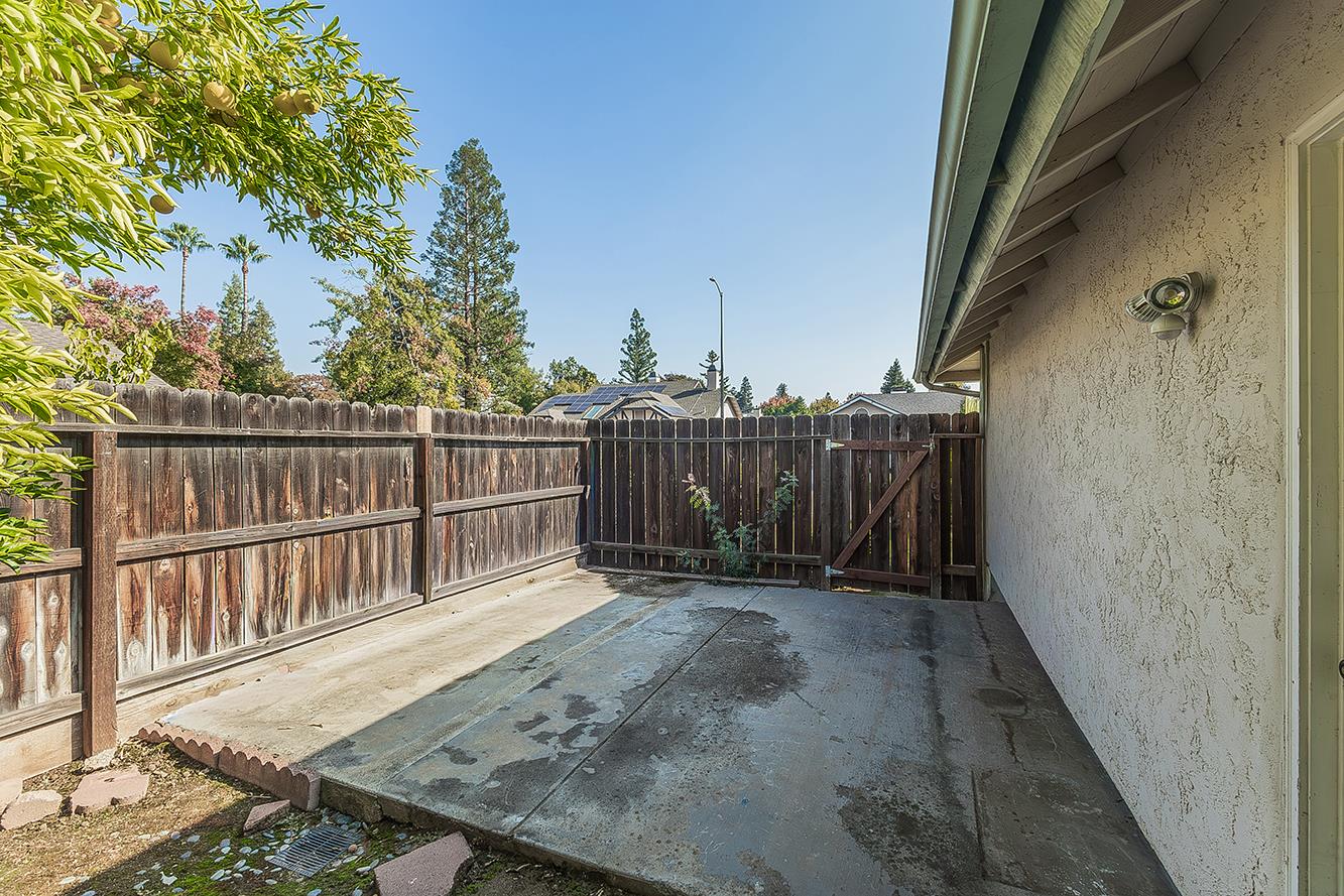 6447 N Vagedes Ave, Fresno, CA 93711