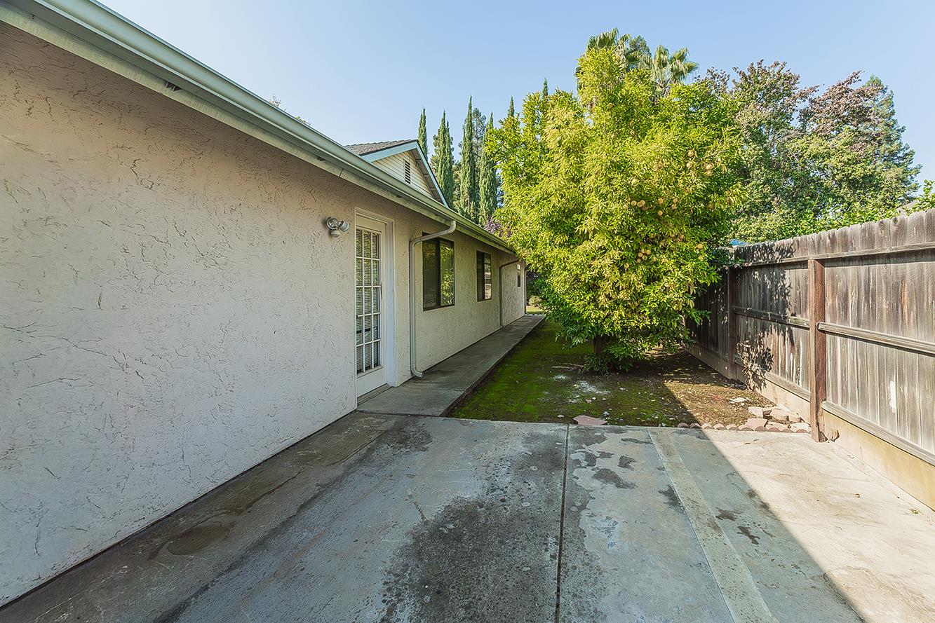 6447 N Vagedes Ave, Fresno, CA 93711