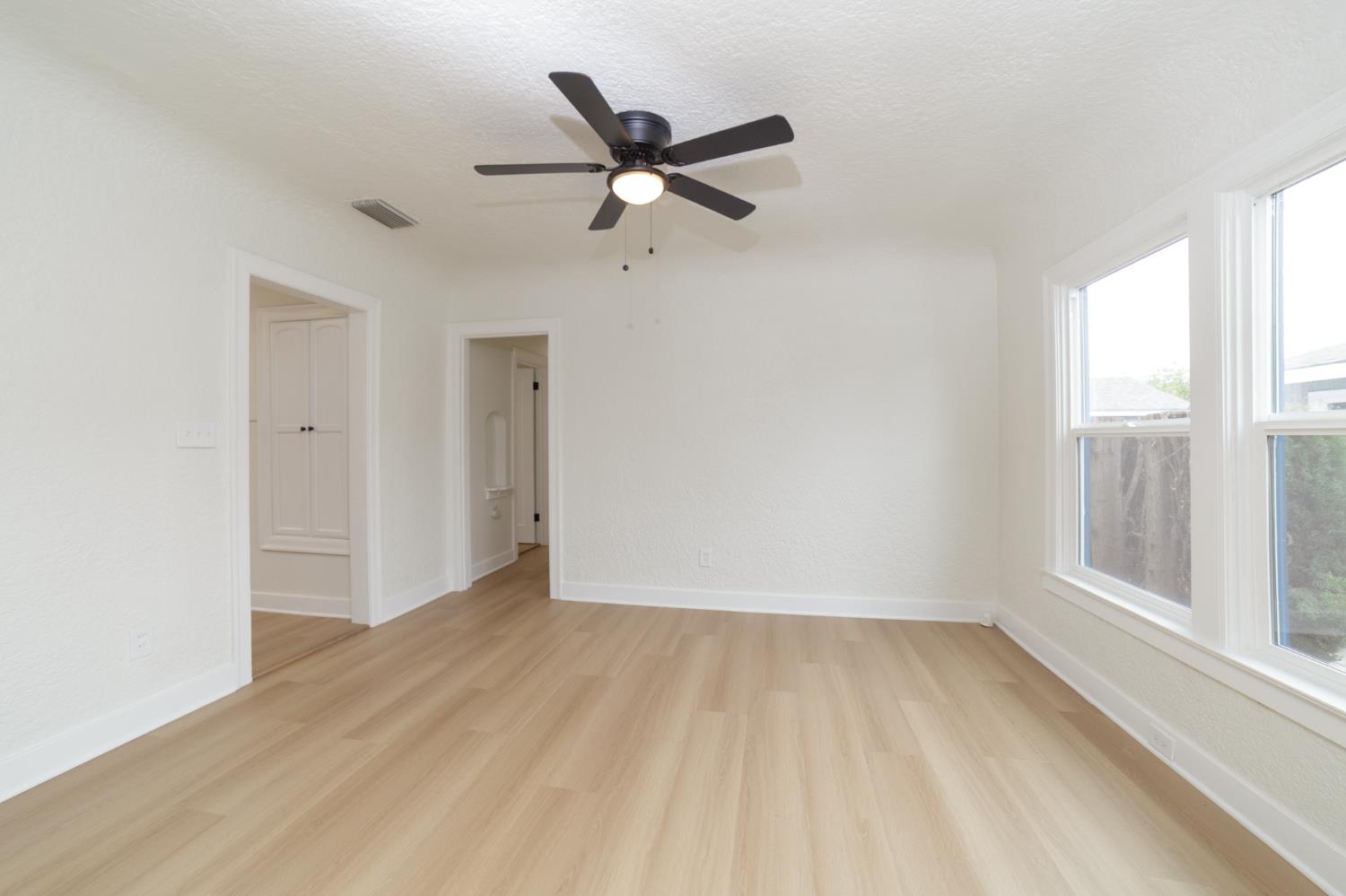 4242 E Illinois Ave, Fresno, CA 93702