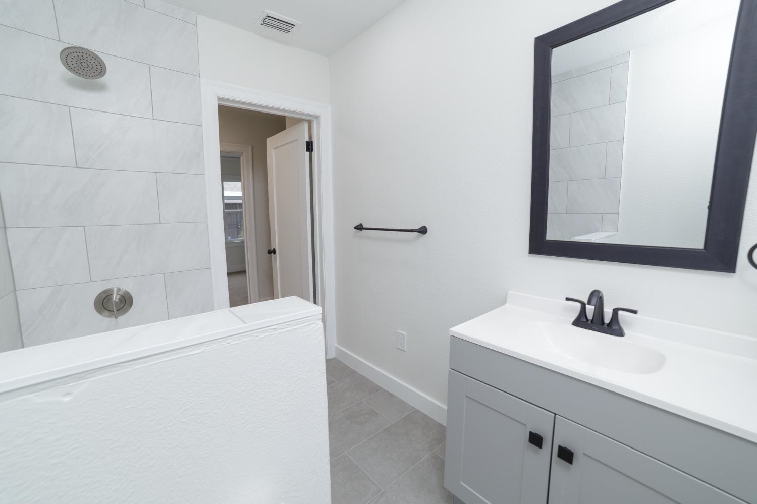 4242 E Illinois Ave, Fresno, CA 93702