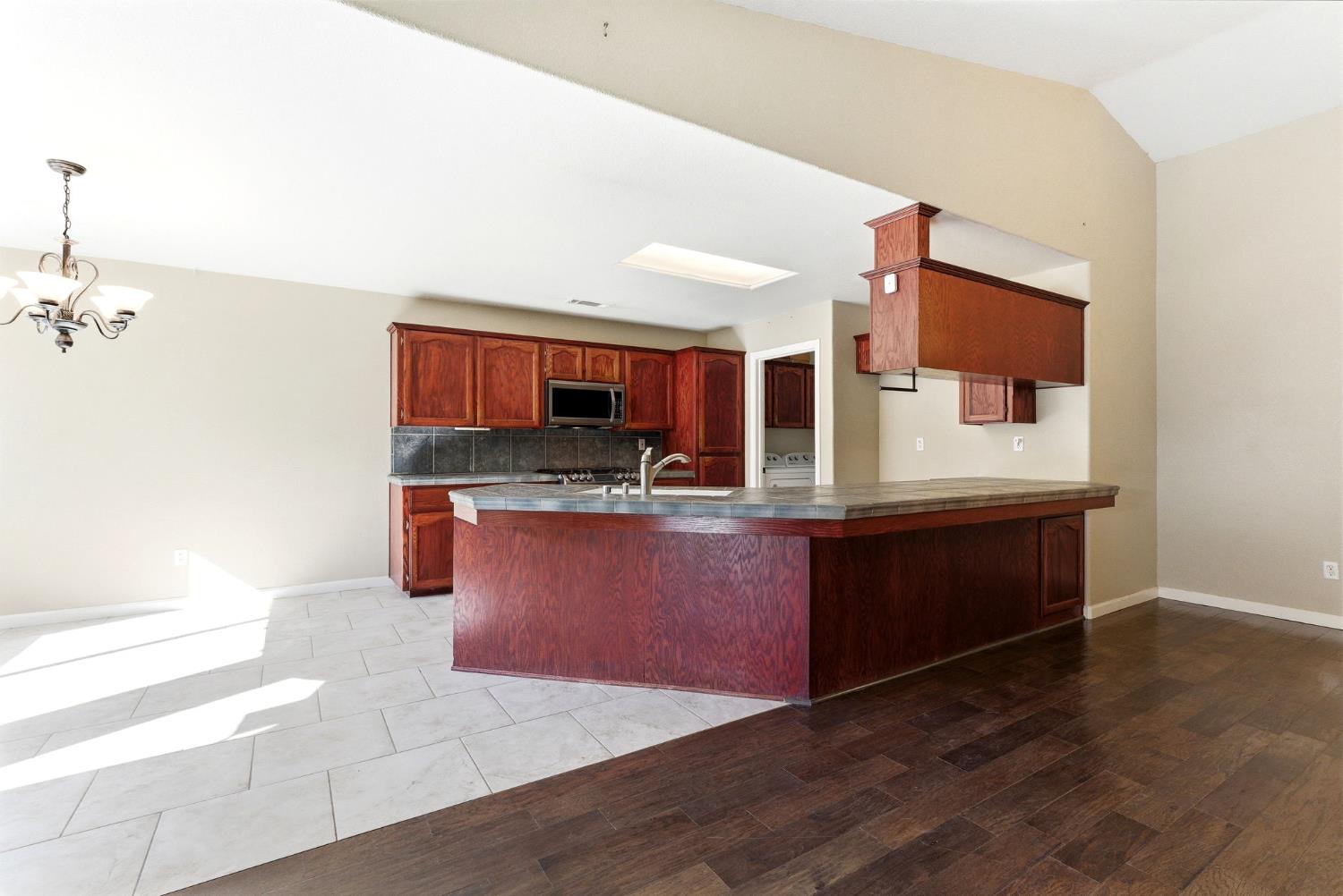 2431 S Cedar St, Visalia, CA 93292