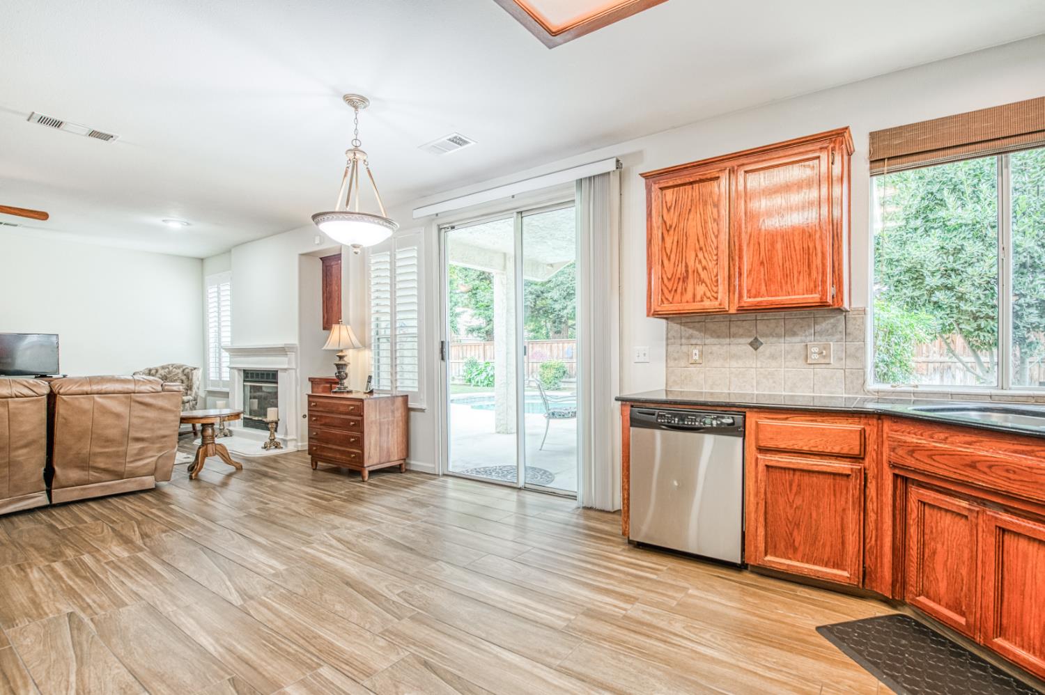 7285 N Cecelia Ave, Fresno, CA 93722