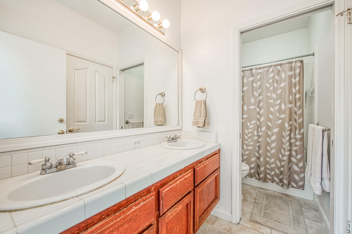 7285 N Cecelia Ave, Fresno, CA 93722