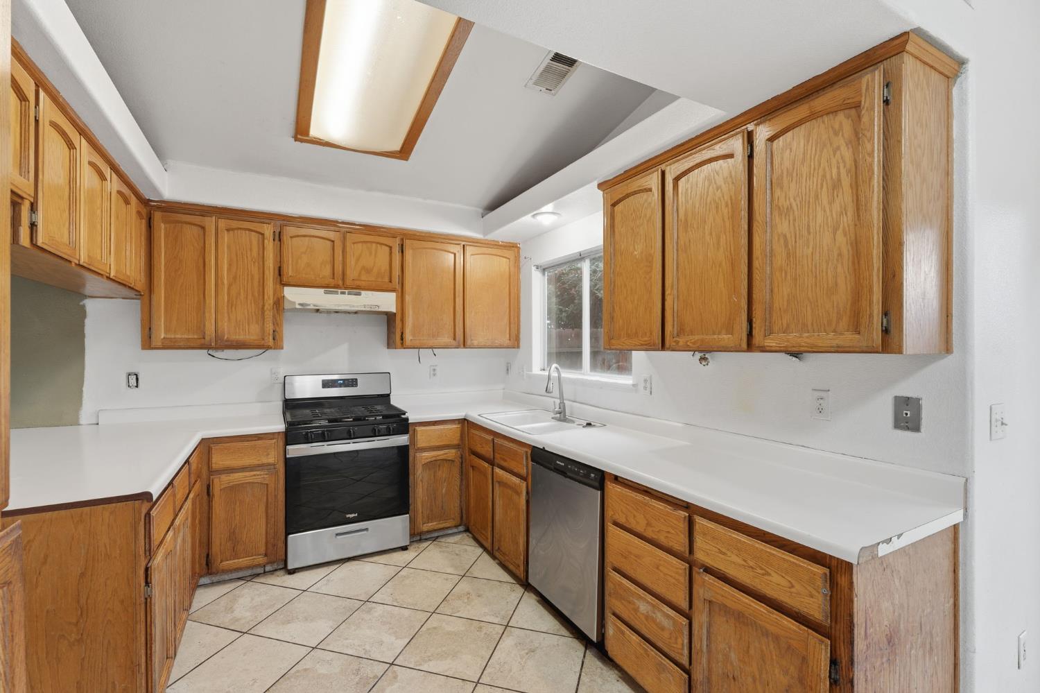 718 Gamay Ave, Madera, CA 93637