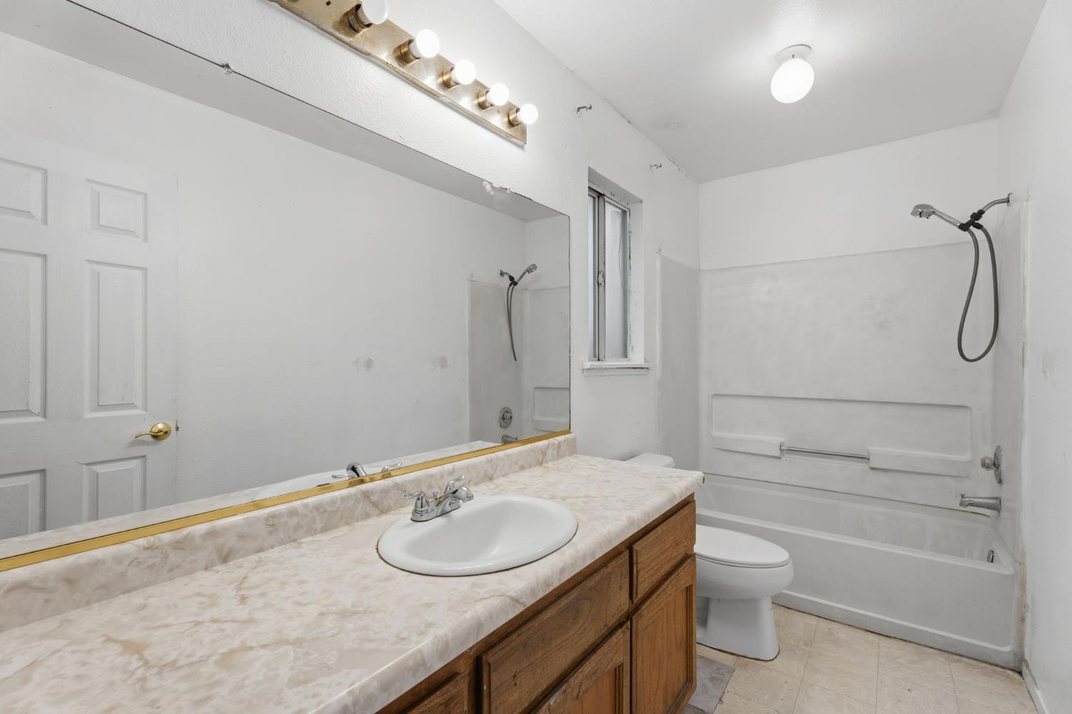 718 Gamay Ave, Madera, CA 93637