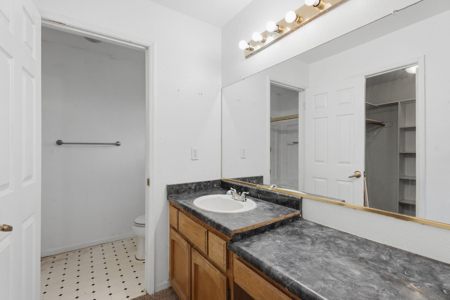 718 Gamay Ave, Madera, CA 93637