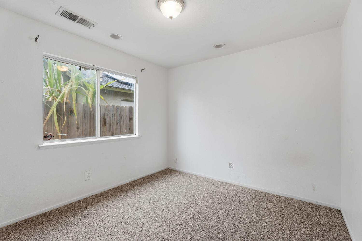 718 Gamay Ave, Madera, CA 93637