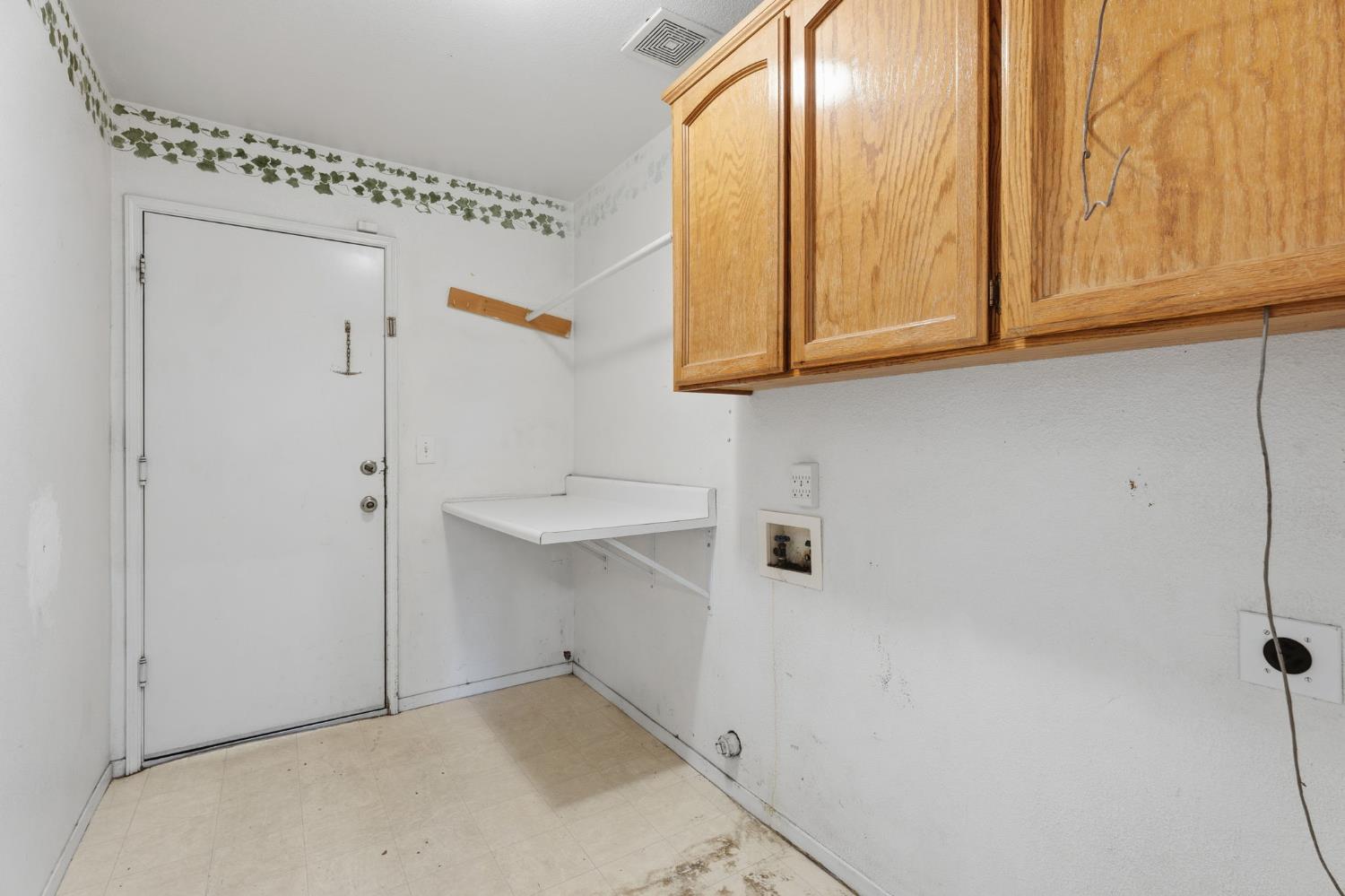 718 Gamay Ave, Madera, CA 93637