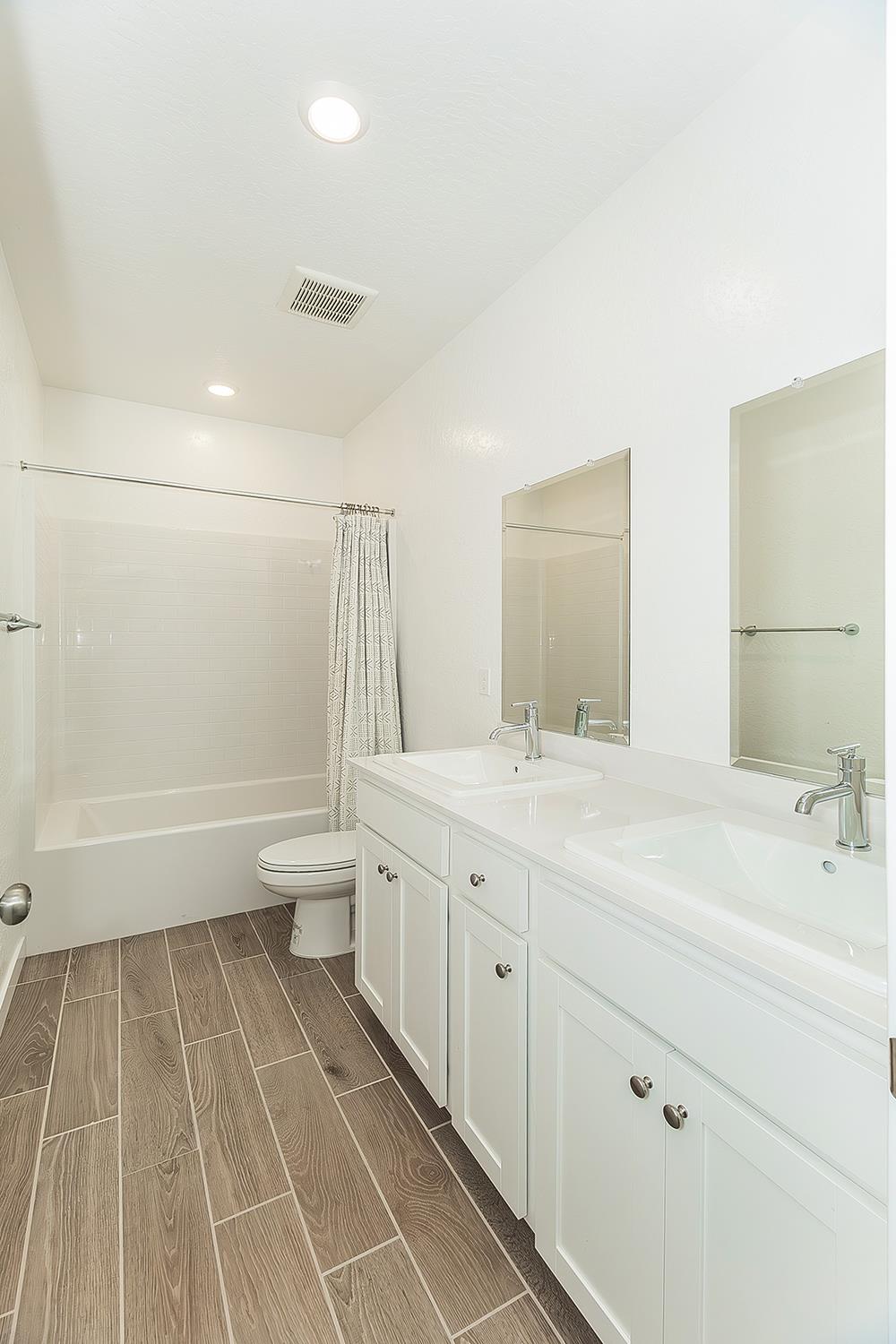 3301 La Mirada Ave, Clovis, CA 93619