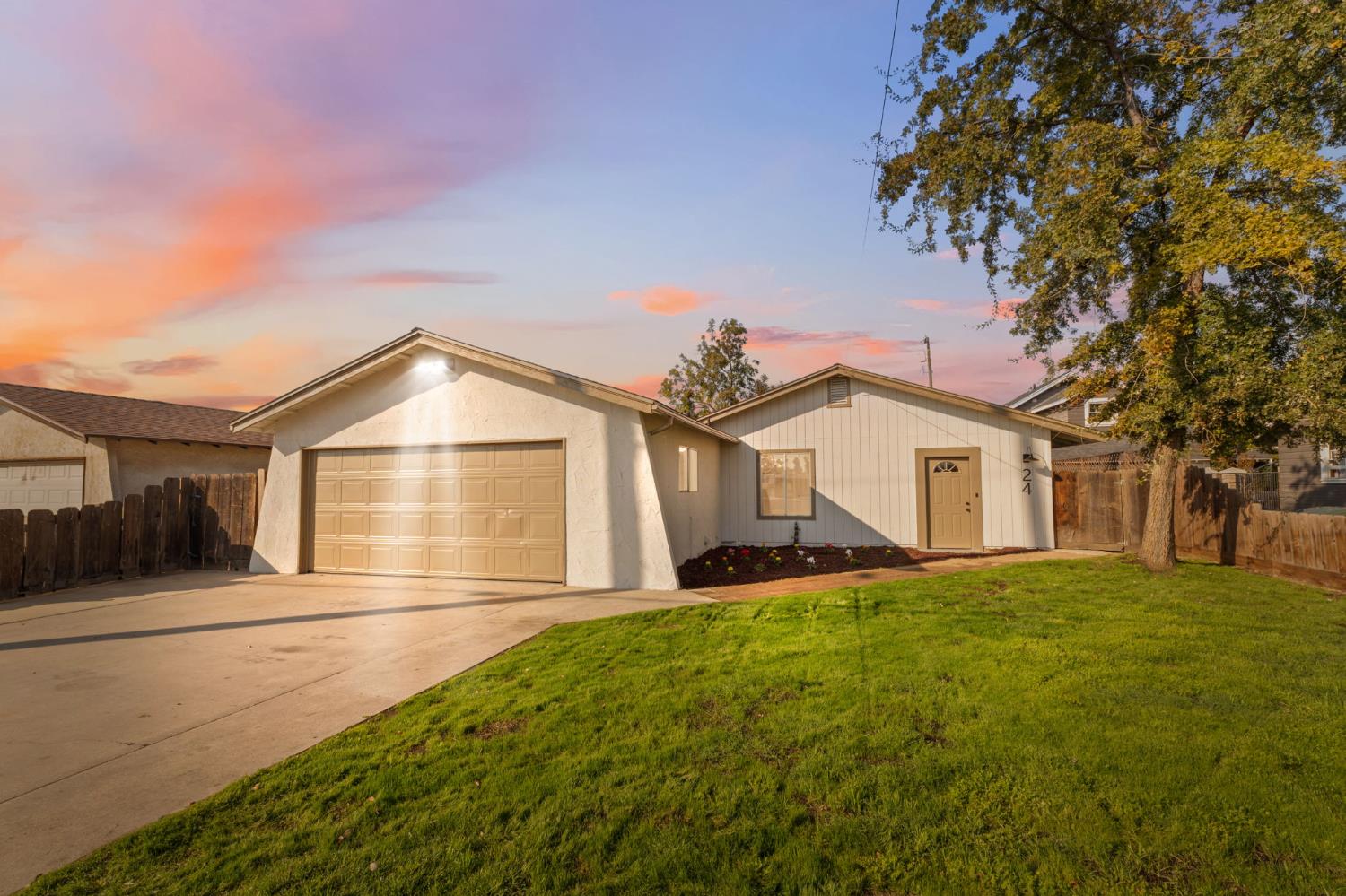 24 Sunnyside Ave, Clovis, CA 93611