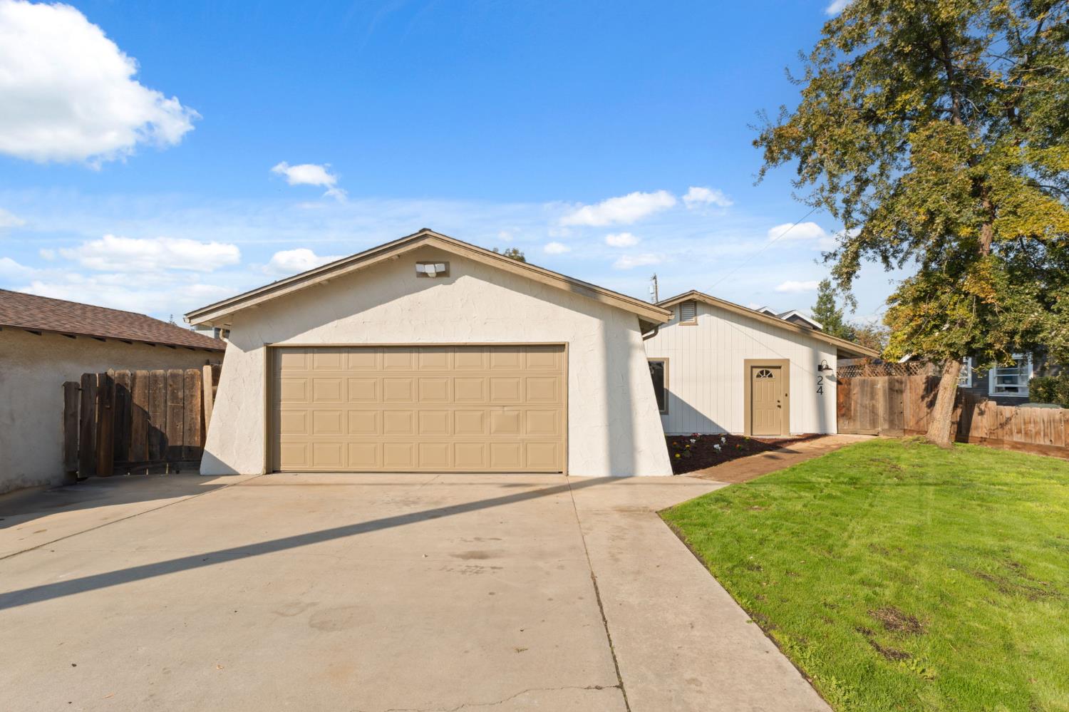 24 Sunnyside Ave, Clovis, CA 93611