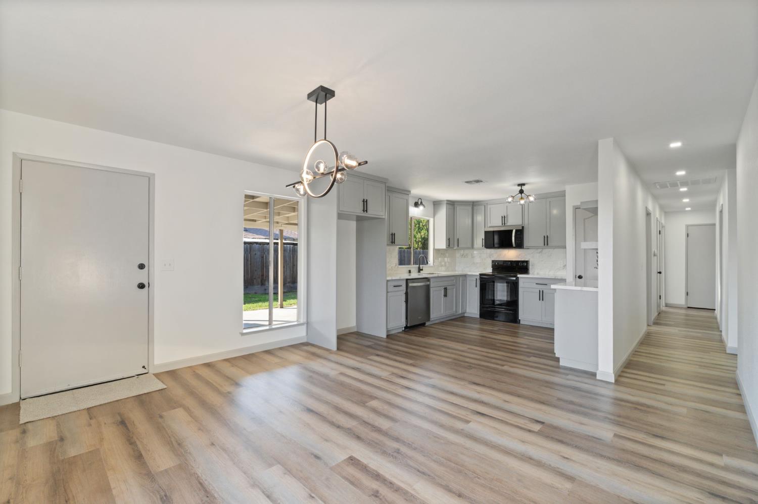 24 Sunnyside Ave, Clovis, CA 93611