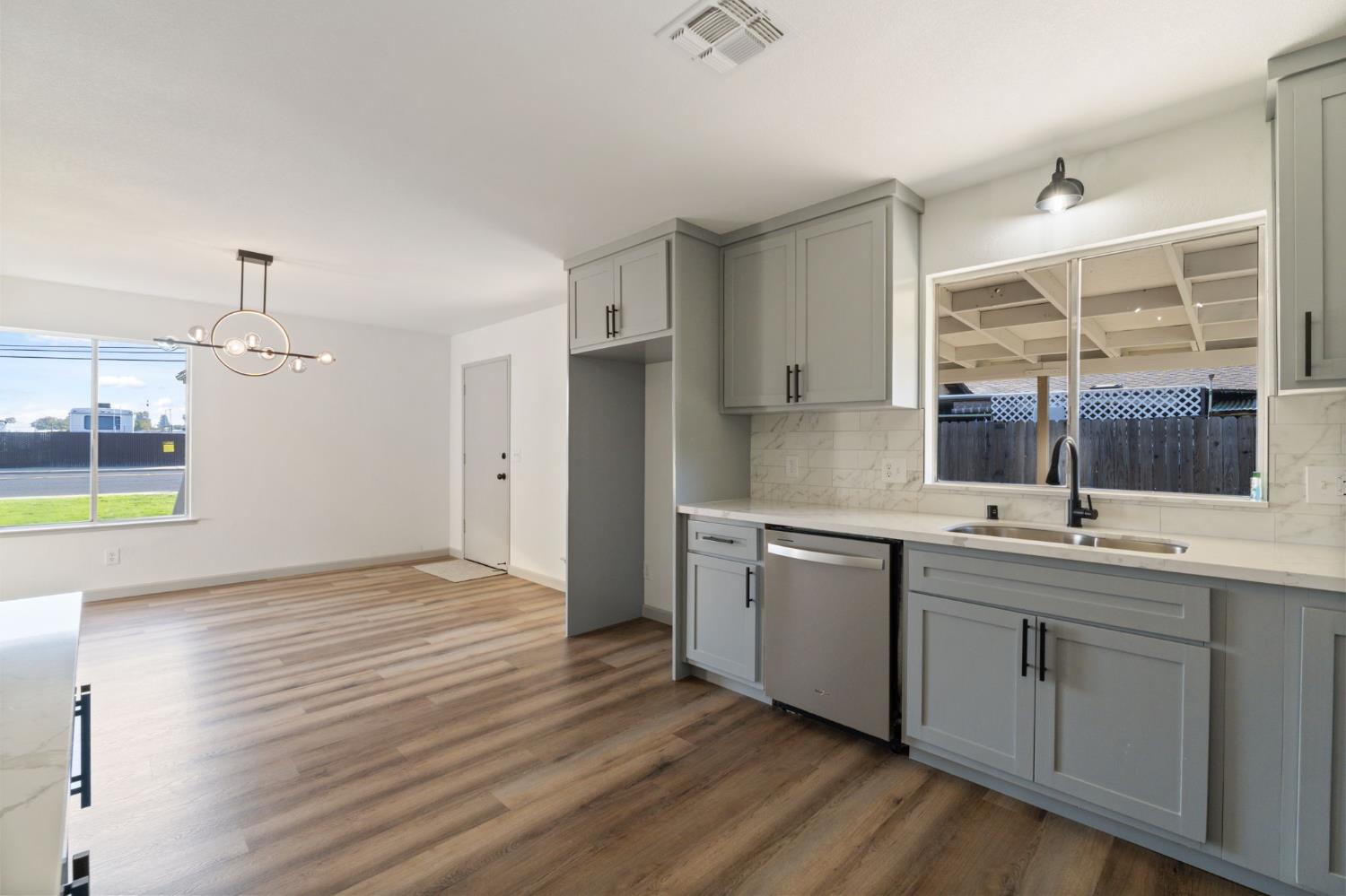 24 Sunnyside Ave, Clovis, CA 93611